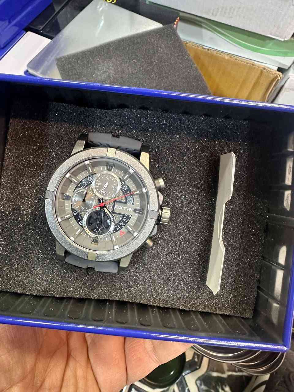 ساعات اصلي من ماركت T5 
مع علبه خاصه بالساعه 
الساعه ضد الماء 
معدن اصلي 
للطلب مراسلة الصفحه او *********** واتساب
بسعر 35 الف
