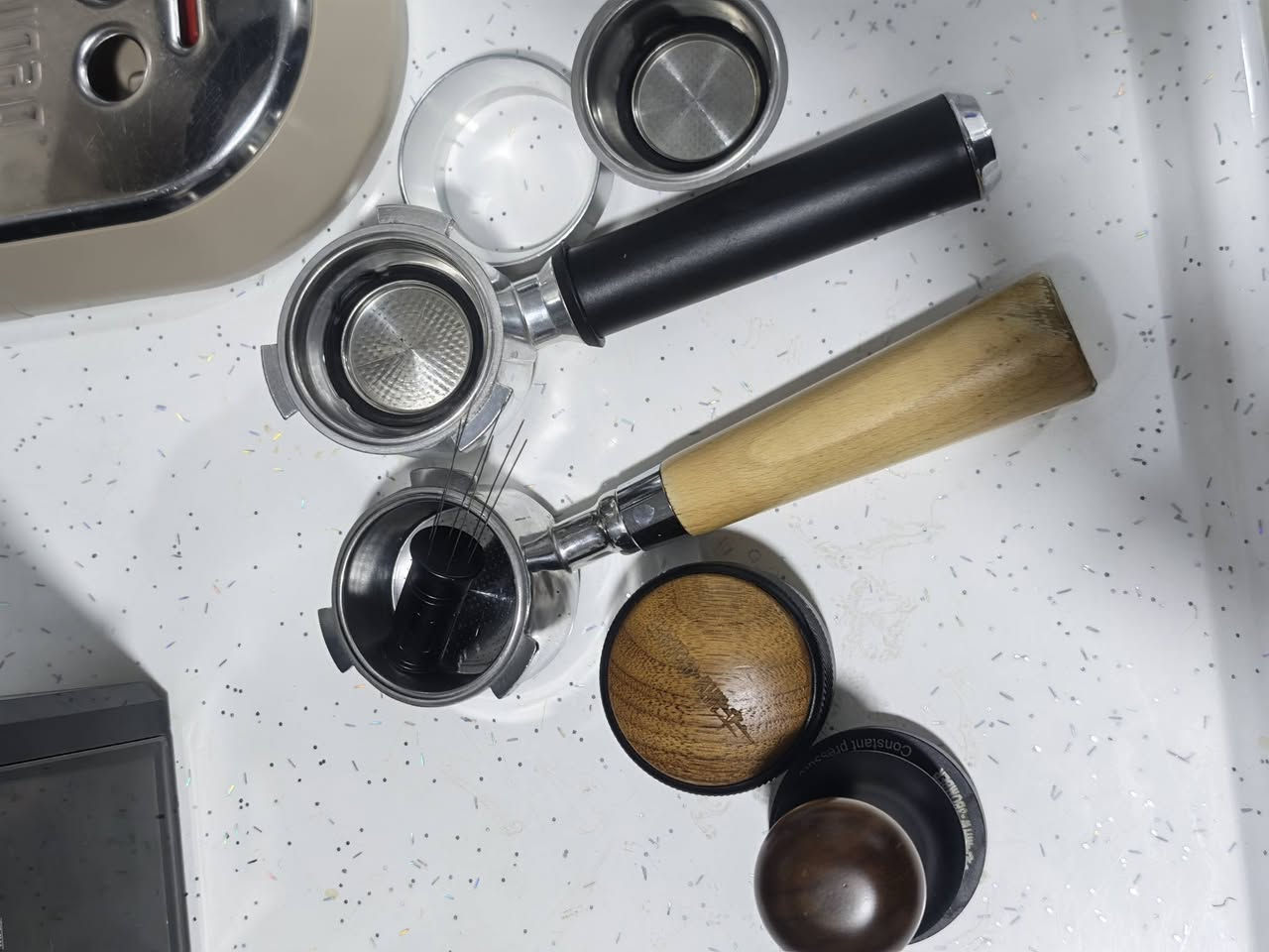 Dedica EC785 (Metallics)
تامبر سبرنك بومبر 
موزع بومبر 

بورتفلتر مكشوف 
بورتفلتر مضغوط 

طاحونه ديلونكي معدله ع طحنة الباسكت المكشوف


**إذا كنت صاحب هذا الإعلان وتريد حذفه لأي سبب، رجاءا أرسل رسالة إلى الدعم الفني**