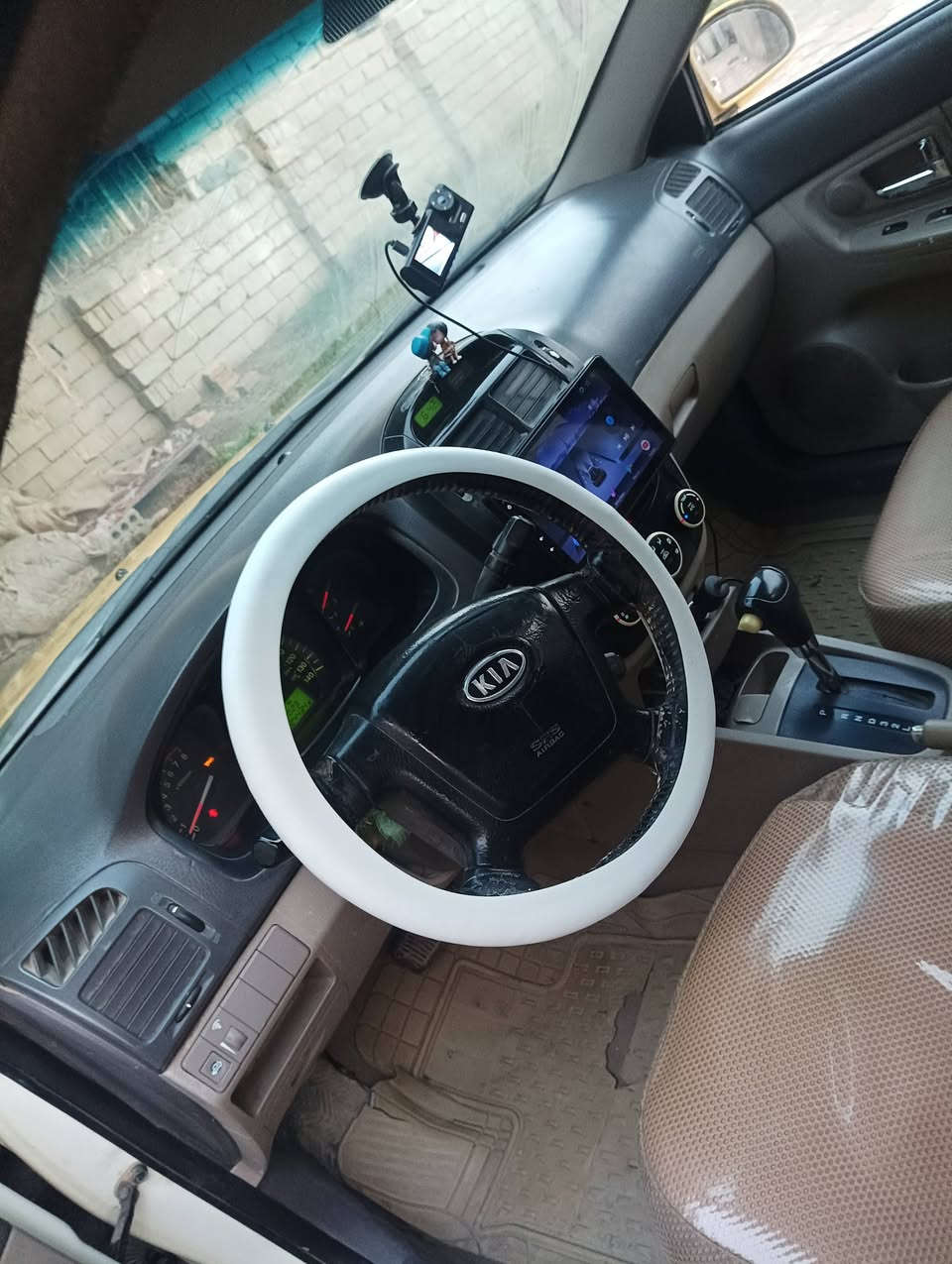 سلام عليكم للبيع سبكترا موديل 2009 وارد أمريكي ضررها جامرلغ الامامي  بدون أي داخل رقم كربلاه مشروع وطني سنويا جديدة خطها جوال مصفره هيئة وغرامات كير مكينه تبريد ثلج   صدر امامي خلفي خير من الله بس ستر ربك 
السعر/ ( 74 وبيه مجال بسيط). 
الرقم الأول/ ( ***********).
العنوان/ ( الحله ابو غرق
