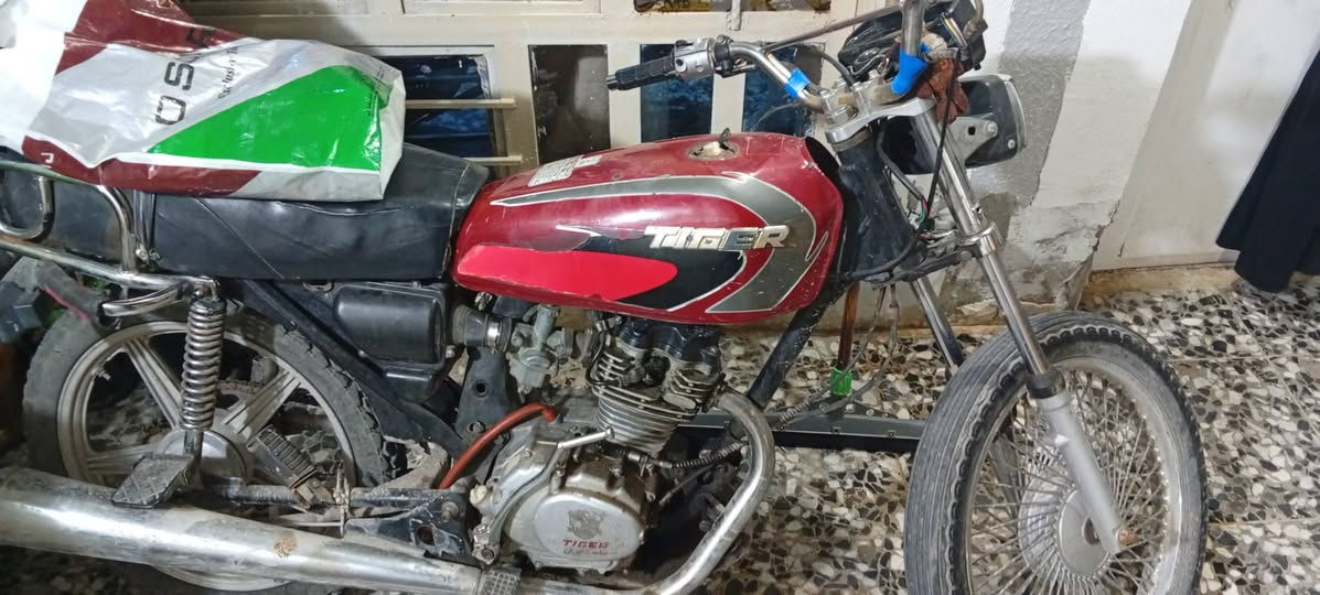 السلام عليكم دراجه تايكر للبيع موديل 21 دراجه يرادلها ترتيب شغاله دراجه بيها خيط تبخير ونضوح من قبق لفوك الدراجه يرادلها ترتيب متوازي علا بيعتها الدراجه اوراق اصوليه السعر 200وبيها مجال دراجه تاركها مجاي اطلع بيها ***********
