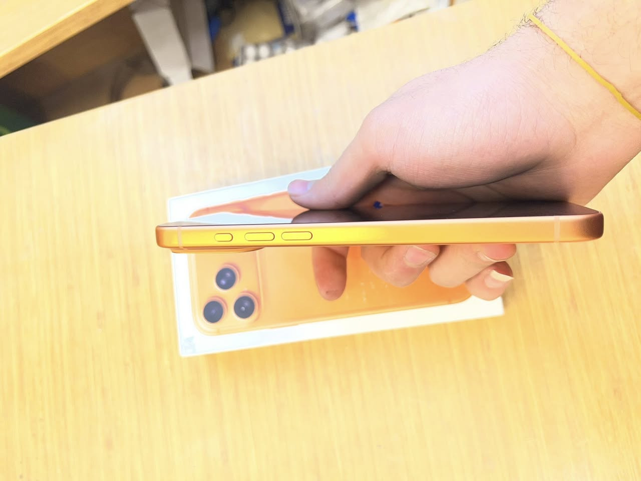 17 برو ماكس 256 باطارية 100 عدد الدورات 80 نسخت الايسم الياباني نضافة 100/100 سعر 1800 عنوان بغداد ساحت عدن ***********
