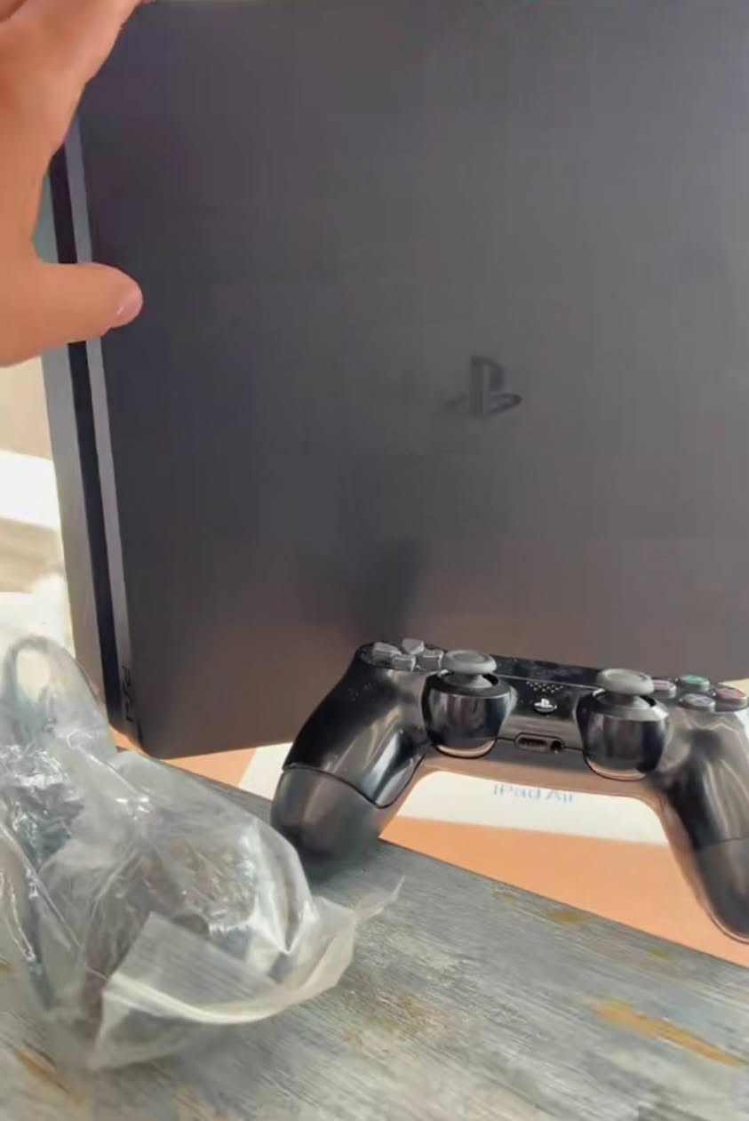 السلام عليكم 
بلي 4 سلم مهكر سعة التخزين (500) كامل مع ملحقاتة نظافتة 95٪ سعره 270 وبي مجال 
+ بلي 3 كامل مع ملحقاتة نظافتة 90٪ سعره 150 وبي مجال
بليات مال بيت مو قاعه وما متعوبات 
الشراي يتصل او يدز رساله ع واتس 
***********
