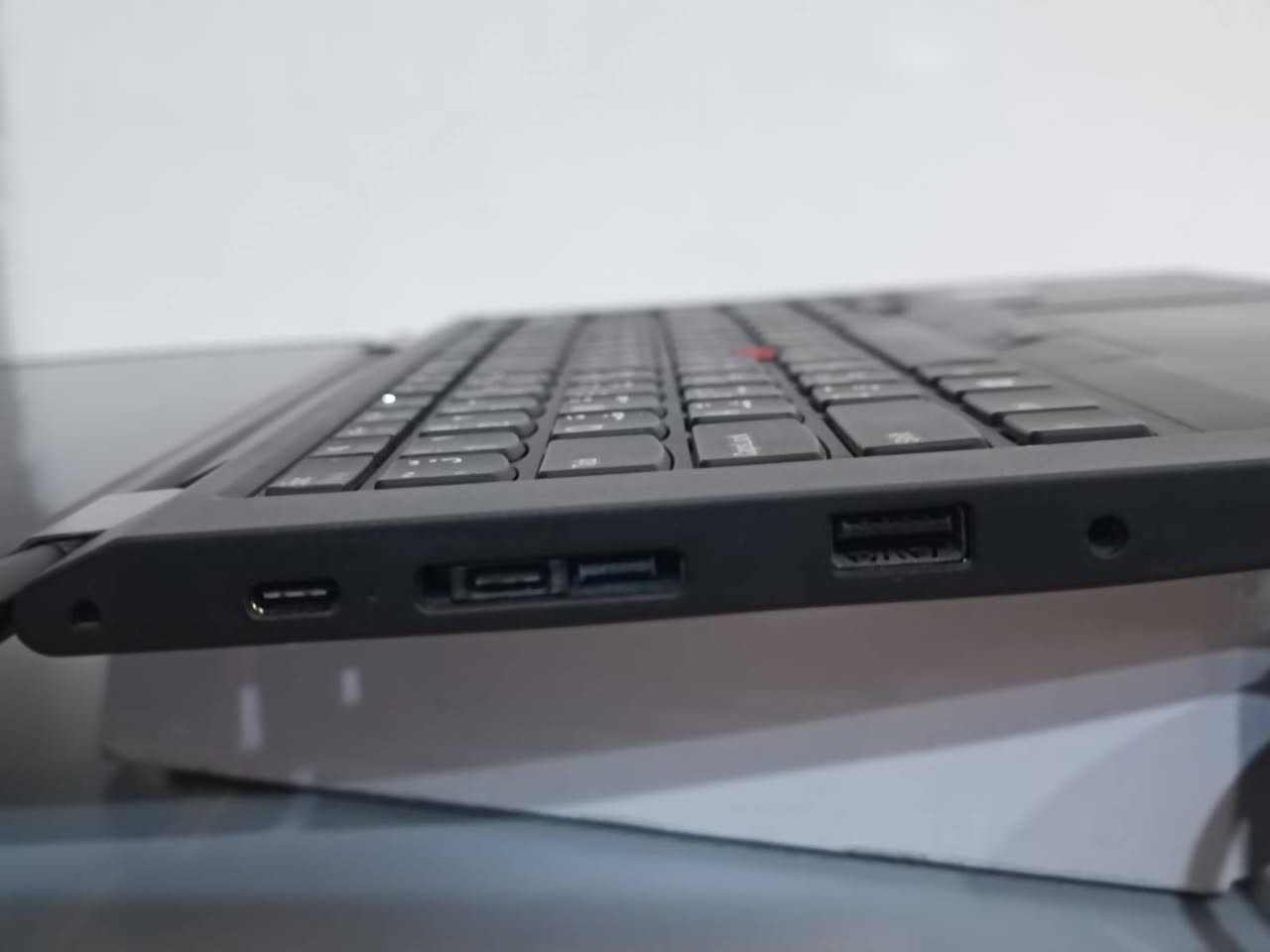 السلام عليكم لابتوب للبيع استخدام كلش قليل شخصي
LENOVO YOGA L 13 
  الجيل العاشر ويندوز 11 اصلي 
فول سلم  فول نحافة 
لمس قلم واصبع 
حجم الشاشة 13.3 فول اتش دي FHD
معالج Core 5iكور اي  5i جيل  10 
رام  16 كيكا   DDR4
هارد SSD 256G 
كرت شاشة راخلي انتل 8 كيكا 
منفذ يو اس بي 3 عدد 2 
منفذ تايب سي 2 + ثندر بولت
منفذ HDMI 
منفذ SD CARD 
كاميرا اتش دي 
كيبورد عربي انجليزي 
بصمة اصبع 10 
بطارية ليثيوم 
الرام يتطور 
 يشغل برامج هندسية  اوتوكاد برامج تصفح برامج تواصل كلشي يشغل 
لابتوب نظيف كلش يخبل استخدام كلش قليل
يفيد الطلاب او مهندسين او مصممين  يتحمل كل البرامج 

مكاني بصرة بالجنينة بشارع المصلحه 

السعر 450 

رقمي ***********
