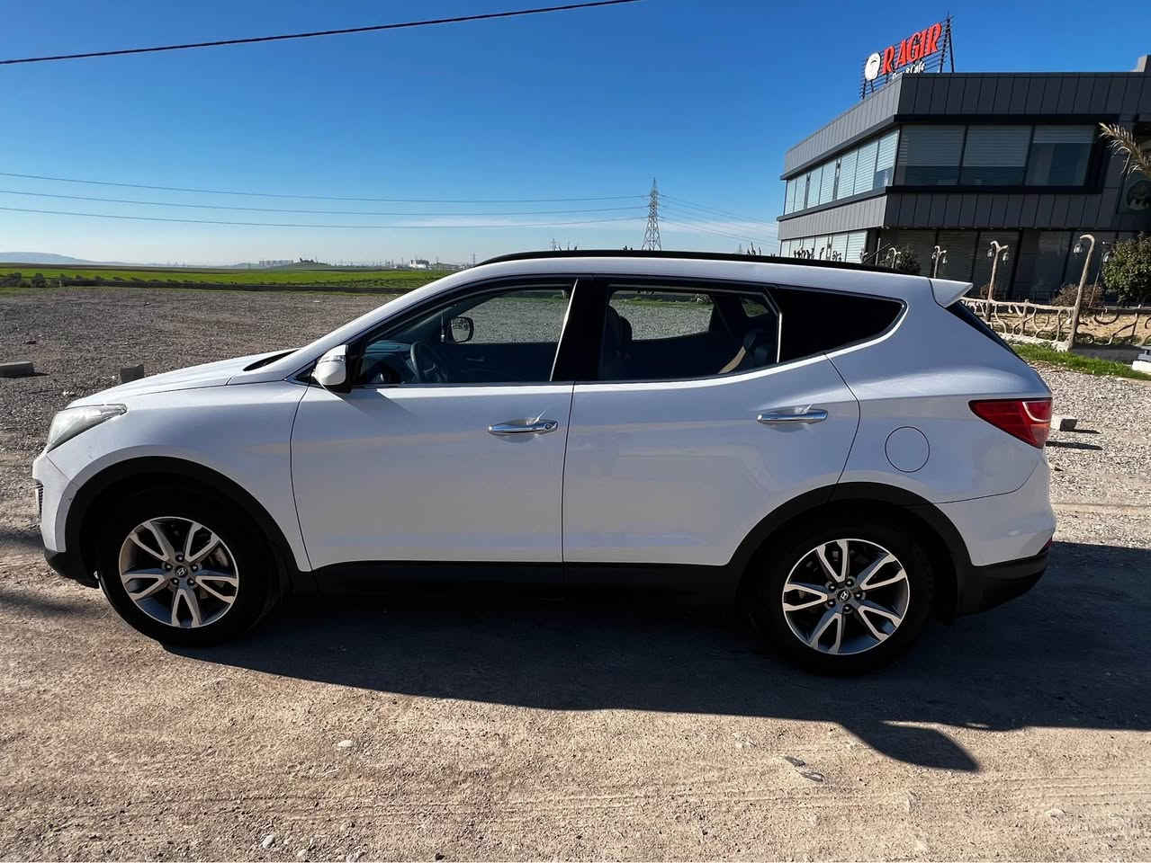 سنتاڤي وارد امريكي 4 سلندر موديل 2014 
محرك مبدل مال كصه كير ومحرك بشرط انطيك 
عليها غرامة ورقة ينزل من السعر 
مابيها لا دعم ولا صبغ 
ماشية 134 الف
السعر 145 وبيها مجال بسيط 
*********** دهوك, العراق
