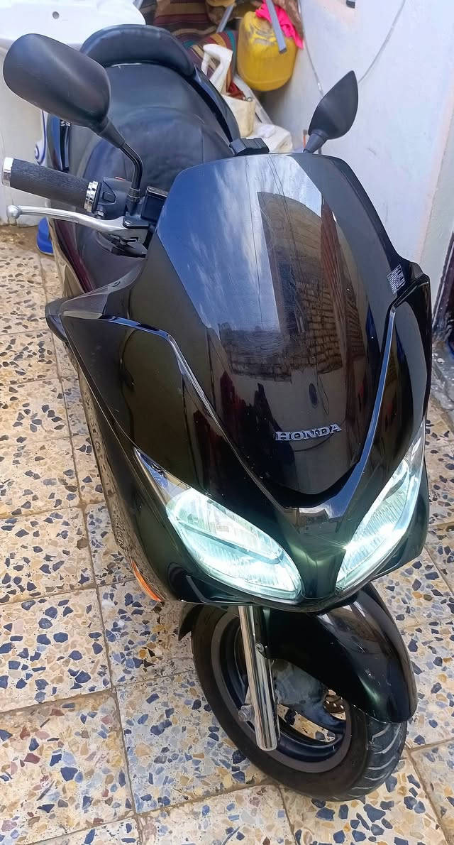 🏍️ للبيع: هوندا فورزا 09 (Honda Forza) - نظافة وكالة وكفالة عامة 🏍️
المواصفات والامتيازات:
الموديل: فورزا 2009 (صفر 9).
اللون: أسود ملكي.
الإضاءة: منظومة زنون كاملة (قوية جداً).
الكهربائيات: شغالة 100% وبحالة ممتازة.
الضمان: كفالة عامة من كل شيء (محرك، كير، كهربائيات، كفرات).
الأوراق والثبوتيات:
اللوحة: مرقمة رقم نجف ألماني.
الملكية: الدراجة بأسمي مباشرة (صاحب الملك).
التحويل: تحويل مضمون ومباشر ثاني يوم في مرور النجف.
💰 السعر: 16 ورقة (وبيه مجال بسيط للشراي الجاد).
📍 المكان: النجف الأشرف.
📞 للتواصل والاستفسار (اتصال أو واتساب): ***********
