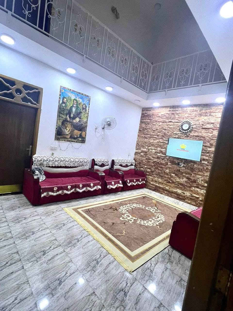دار سكن للبيع الموظفين المساحه 126م مربع شارع 20م تجاري الطابق الاول غرفة نوم وصاله ومطبخ وصحيات داخليه وخارجيه الطابق الثاني ثلاث غرف نوم مع صحيات موقع مميز جدا مراجعة مكتب الاستاذ رمضان توماز للعقار واسط العزيزية شارع الخليج تحت الطابو القديم بادارة وليد رمضان توماز الشمري للعقار ***********///*********** اهلا وسهلا بكم
