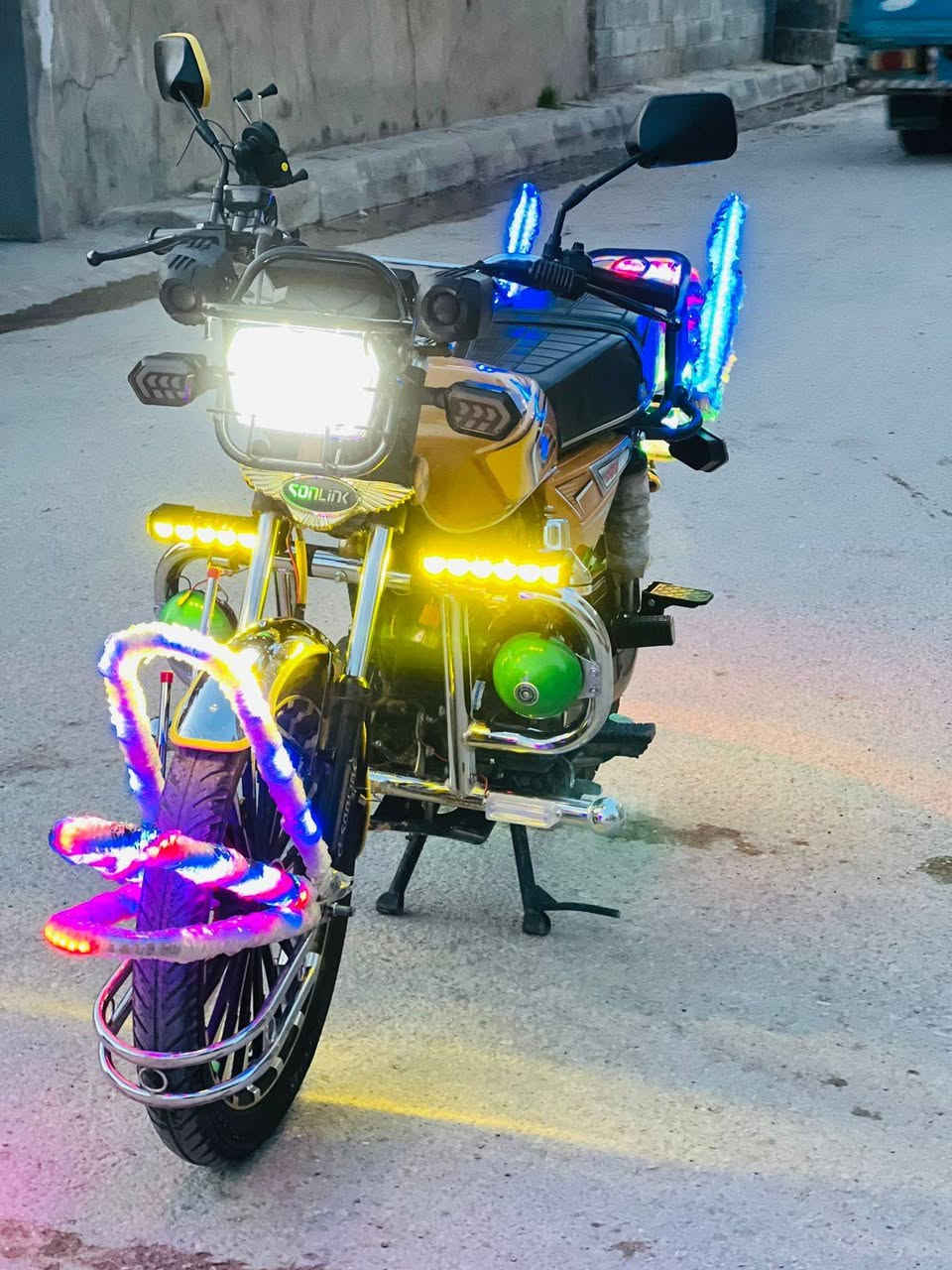 سلام عليكم دراجه للبيع موديل 24شكل 25 محرك 200 جاكوج دراجه ما ناقصه شي كماليات  مثل ما موضح بل صوره هورن جرس هورن دوج بصمه وحده أوراق 📝 موجوده وصل 840عندك زود تفضل مكاني القائم حصيبه  *********** تواصل مع صاحب الدراجه 
‏#ادمن حب وافق ❤️
