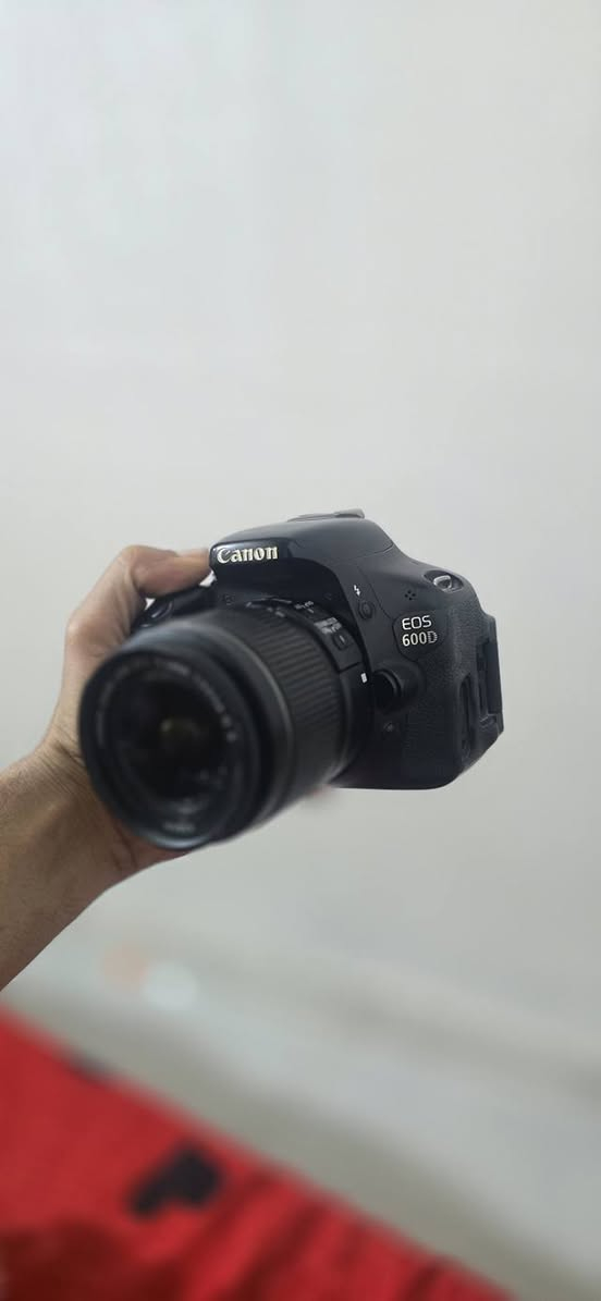 600d
مع زوم رياضي 
مع عدستها الاصليه
مع رام ٦٤
مع شاحن عدد ثنين
مع كيبل اصلي 
مع حقيبه 
مع هاي الورديه
..السعر  مع كل الغراض 
٣٥٠ الف مكاني ناصريه 
***********
