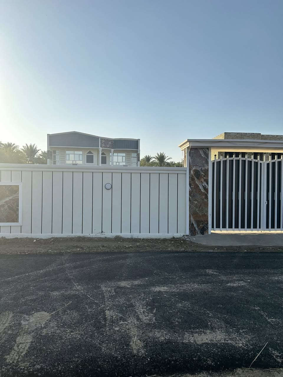 🏡 دار للبيع – الراشدية / شارع الفلل
📍 الموقع: على طريق السيلاوي قرب جامع الرقيب – موقع راقي جداً تكدر تجي من طريق الراشدية الرئيسي وتكدر من جزيرة بغداد على عين النفط 
وتكدر من الانتصار يعني موقعة راقي الة اكثر من طريقين 

📏 المساحة: 1000 م² – سند 25 باسم المالك
🔲 الواجهة: 20 م | النزال: 50 م
🏗️ بناء درجة أولى

المواصفات:
الطابق الأول: غرفة نوم + مطبخ + استقبال + صالة مدورة + خدمات
الطابق الثاني: 3 غرف نوم + حولي + خدمات + بالكون على طول البيت

حديقة خلفية مشجرة

🚗 شارع عرض 10 م (مبلط ب الكامل)
💧 ماء متوفر – ⚡ كهرباء متوفرة
🔒 دار مستقل
تحولي مباشر بأسم المشتري

☎️ للاستفسار:
***********
 (اتصال أو واتساب)
