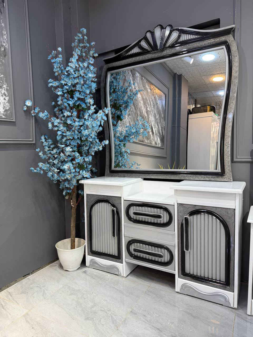 السعر مليون قفل توصلك لباب بيتك
🔅تفاصيل الغرفة المرمري 

خارج ٤ملم ام دي اف 🔺
وداخل معاكس ٣ملم 
صبغ حراري  درجة اولى 

عدد القطع  ٧ قطع 
🔺 //جرباية  قياس  ١٦٠ × ٢٠٠ 
🔺//ميز جانبي ايسر قياس ٥٠
🔺// وميز  جانبي  قياس ٥٠
🔺// زاوية ارتفاع مترين عرض ٨٠
🔺// وميز بلازمه  
🔺//وميز مراية ارتفاع مترين عرض ١٢٠
🔺// وكنتور ٦ باب  ارتفاع مترين و١٥ طول ٣ متر و١٥

للتواصل *********** موجود واتس اب
