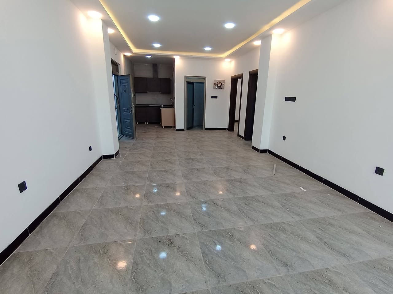 تعلن إدارة عمارة نازك عن توفر مكاتب تجارية في موقع استراتيجي متميز حيث صممت بخبرات عالية وفق اعلى المواصفات والانظمة الأمنية وشروط الدفاع المدني وتعتبر من البنايات العصرية من الطراز الحديث والمجهزة بأحدث الخدمات التي تلبي الاحتياجات والاغراض التجارية.

مميزات العمارة
1- نظام أمني (security) عالي على مدار (24) ساعة يشمل وجود حارس امن للعمارة وكاميرات مراقبة عالية الدقة (FHD) تغطي جميع الزوايا الحيوية في المبنى
2- كهرباء مستمرة بنظام (24) ساعة حسب الرغبة.
3- توفر إدارة العمارة موظف خدمات خاص بالعمارة.
4- مكيفات عالية الكفاءة مع توفير في استهلاك الطاقة.
5- جميع المكاتب مجهزة بـ مطبخ تركي عصري متكامل وبطراز حديث وجودة عالية.
6- سخانات ماء ذات سعات كبيرة لتلبية احتياجاتكم.
7- نظام انذار مبكر للحرائق مع كاشفات دخان وحرارة.
8- نظام دخول ذكي للعمارة...

لمزيد من التفاصيل مراسلتنا او الاتصال على الارقام↘️
  📞***********
  📞***********
