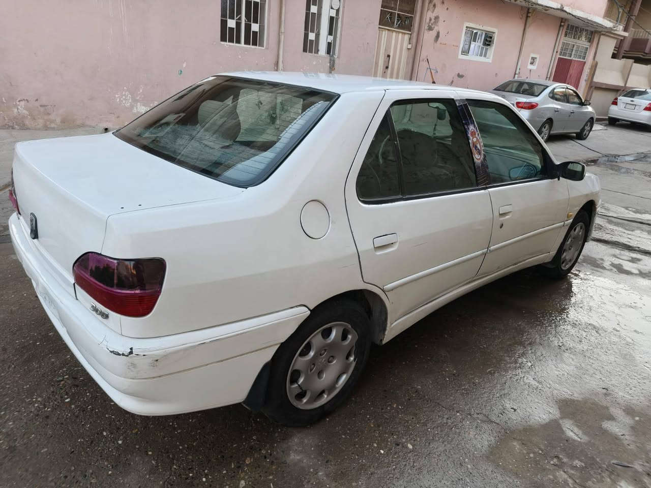 السلام وعليكم سياره بيجو الرقم نينوئ 2003 رقم قديم بيها وكاله عامه صاحبها موجود السعر 26 ورقه الستفسار على رقم ***********
