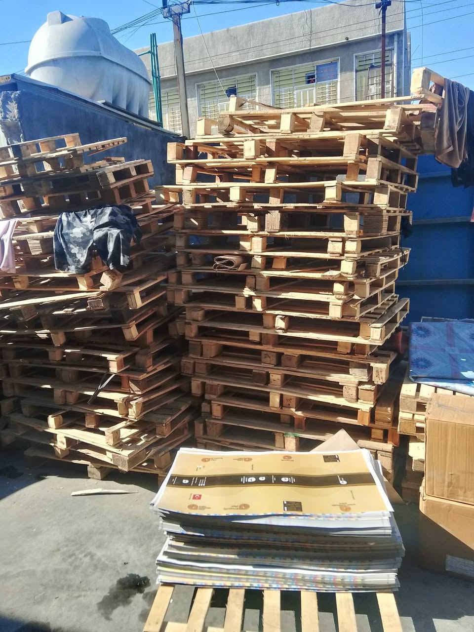السلام عليكم عندي سكيب خشب نضيف وبي مكسر قليل ابيع على 3500 قياس 120في100مكاني بوب شام قرب سوك بي 250وحده توصيل يصير عليك 4الاف ***********
