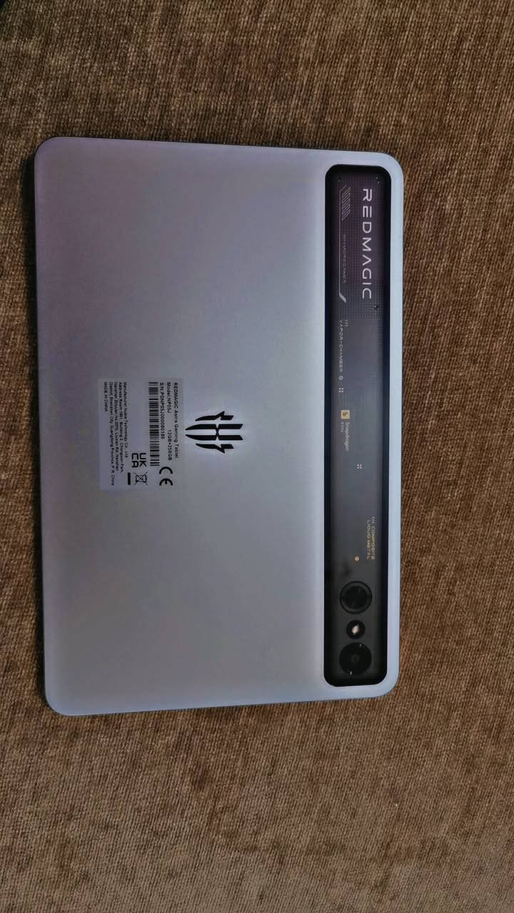 🔥 للبيع: وحش الألعاب Red Magic Nova (Astra) - ذاكرة 256G 🔥
جهاز لوحي (Tab) بمواصفات خيالية، مصمم خصيصاً للألعاب الثقيلة (ببجي 120 فريم، كول اوف ديوتي، وغيرها) بأعلى أداء واستقرار.
​المواصفات المختصرة:
المعالج: Snapdragon 8 Gen 3 (Leading Edition) - أسرع معالج أندرويد للألعاب.
​الذاكرة: 256 جيجابايت (UFS 4.0) فائقة السرعة.
​الرام: 12 جيجابايت (LPDDR5X).
​الشاشة: 10.9 بوصة، دقة 2.8K، بتردد 144 هرتز لسلاسة خرافية.
​التبريد: نظام تبريد داخلي مع مروحة فعالة وإضاءة RGB خلفية.
​البطارية: عملاقة 10,100 مللي أمبير مع شحن سريع 80 واط.
​الصوت: 4 سماعات ستيريو محيطية لتجربة سينمائية.
​الحالة: [حالة الشحن 72 مره / مستخدم نظيف]
السعر: [خلي سعرد ]
المكان: [واسط نعمانية ]
للتواصل ***********
للعلم مكفول ١٠٠ب١٠٠ من اي شخط
