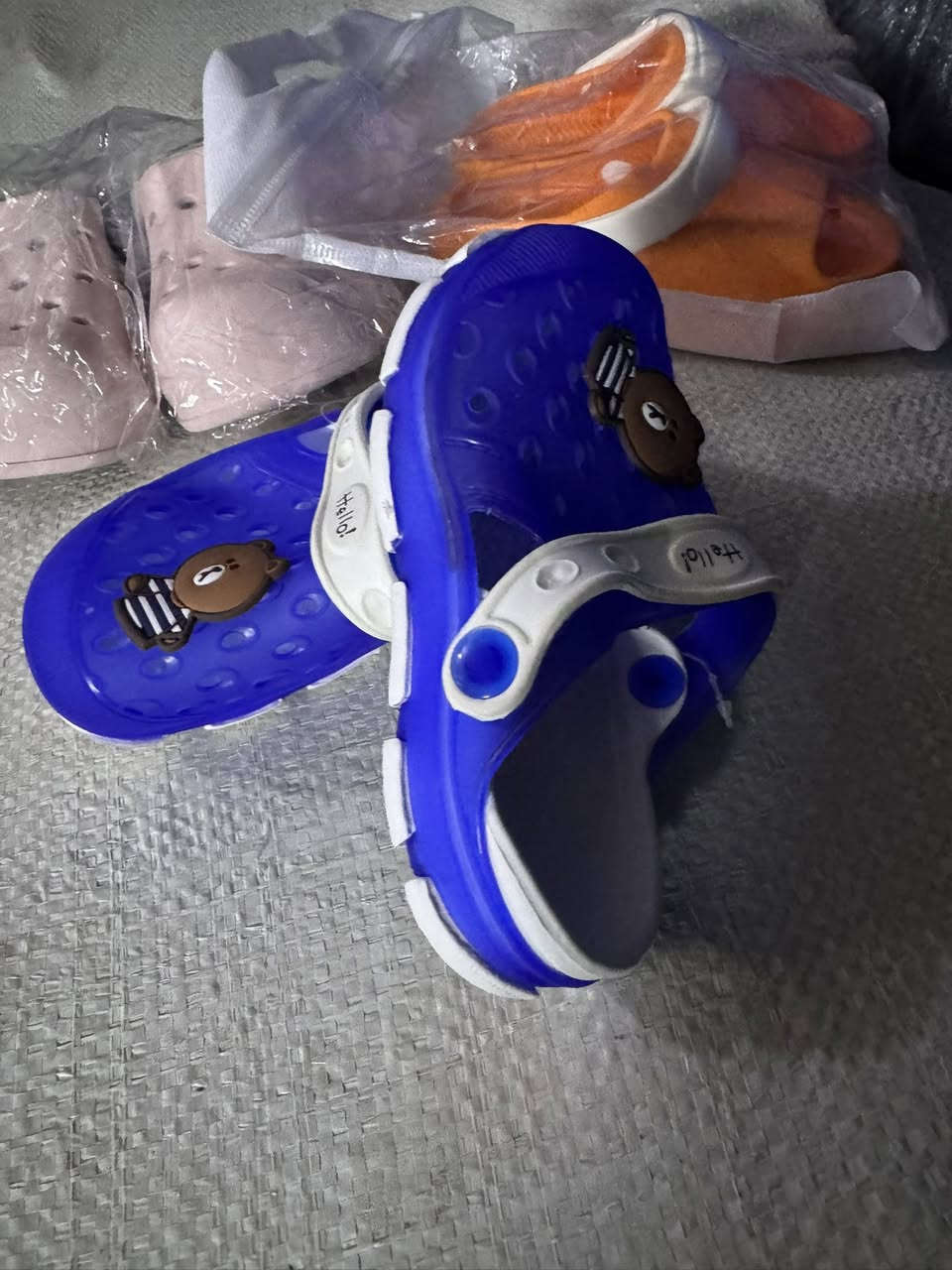 تشكيلة سليبرات عندي اقل الحاوية البيع جملة فقط والي يريدهن كلهن الة سعر خاص اقل طلب شليف بي ١٢٠ قطعة اطفال ولادي ورجاي ونسائي وبناتي يجي الشليق مشكل مو موحد  تفليش الاسعار جملة فقط ***********
