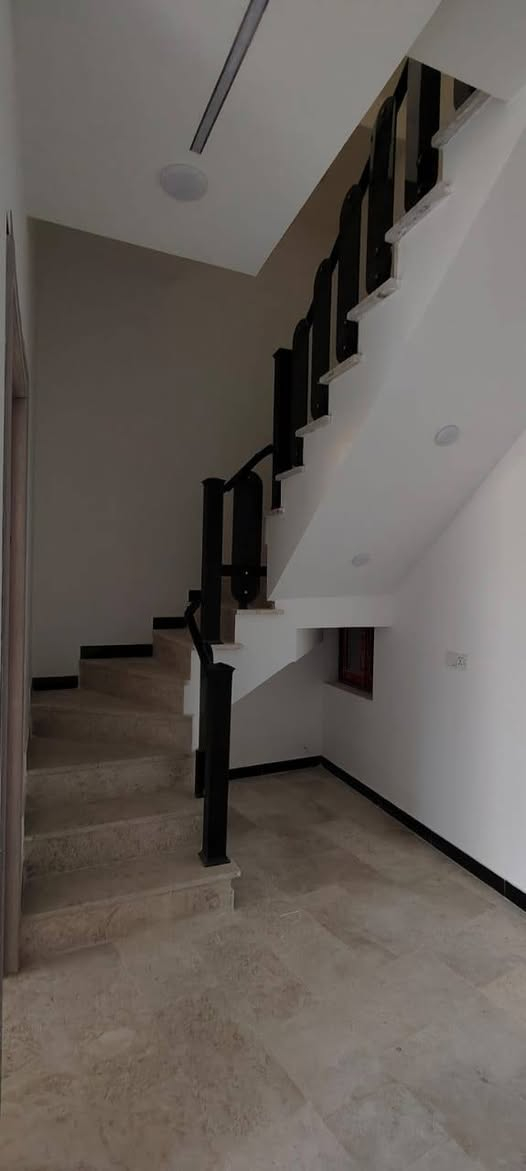 دار سكن قيد الانشاء للبيع يسلم خلال اسبوعين .المساحة 74 متر مربع ، واجهة 6 م ، الضهر 4 م ، نزال 15م ، بناء درجة أولى واجهة مرمر وارضية مرمر . السيدية مربع القادة مقابل الخط السريع ،مقابل العقار تشجير ، عرض الشارع 15 متر ورصيف 3 م تقريبا ، يحتوي الطابق الأرضي على مدخلين صالة ومطبخ وغرفة نوم وحمام وحولي ومنور ، ويحتوي الطابق الأول على غرفتين نوم وحمام وحولي ، ويحتوي الطابق الثاني على غرفة نوم وحمام وبيتونة وسطح امامي ، باب صالة قاصة،السبالت والنت والستلايت والكامرات دفن ،الطابق الأرضي ديكورات
للاستفسار 
***********
