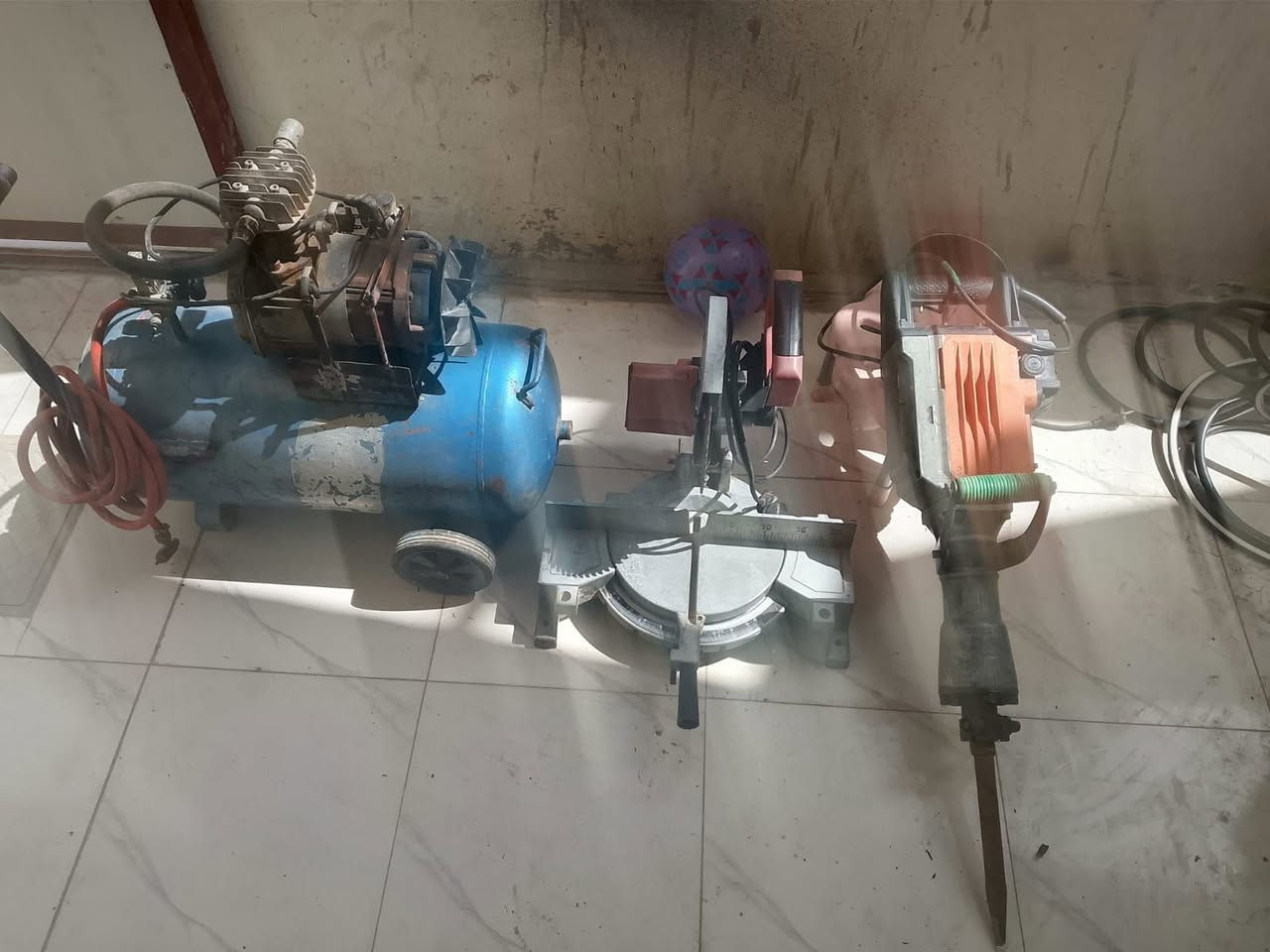 كمبريسر حجم 50 نضيف جدا شرط ملف نحاس سعر 100 بيه مجال كتر قطع جديد شرط حيل قايش سعر 80 بيه مجال جك همر نضيف جدا شرط 65 بيه مجال مكان تكريت الفرسان رقم الهاتف *********** أبو زهراء

