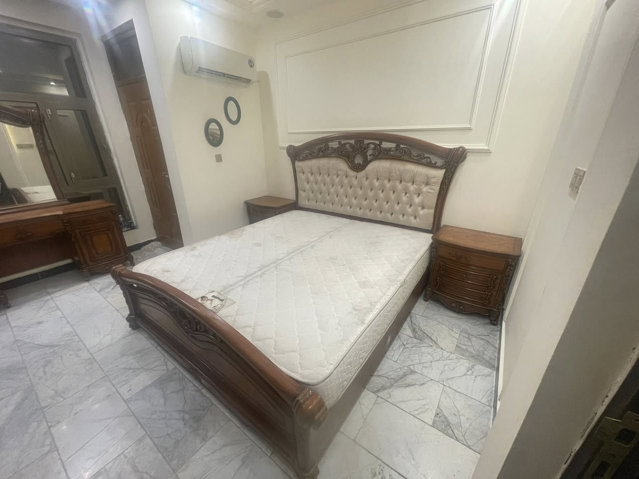 سلام عليكم غرفة نظيفة كامله  شركة الإخلاص خشب درجه أوله  6قطع عنوان بغداد الداودي  سعر750 قفل خشب درجه أوله راسل رقم ***********
