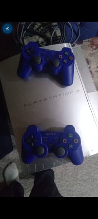 اخوان بلي 3 فاته للبيع مع جوستكات ثنين مع كيبل الاج ديبيه ست لعبات مال...