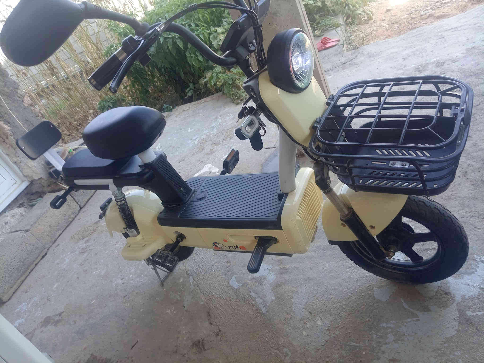 للبيع ماطور شحن نضيف حجم 14  .  4 بطاريات السعر280   الف وبي مجال بسيط 
✅سويج وبصمه وسويج فتح بطاريات وسويج قفل الملف. 
✅اشارات امامي خلفي. 
✅السرعه ما بين 50 و 45.
✅اناره ليليه اماميه. 
✅تايرات جبلي امامي خلفي. 
✅تشغيل عن بعد
✅انذار مانع سرقه
العنوان بروانه الشاعي للتواصل الاتصال على الرقم ***********
