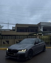BMW 530i 2023  سەیارەکە تەنها 42km روشتووە سەیارەکە کلینە هیچ هیچی نیی...