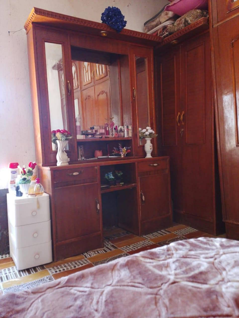 سلام عليكم غرفه نوم البيع سعرها 500..........  رقم هاتف ***********

