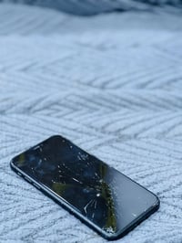 آيفون ١١ • ١٢٨ • شاشة تحتاج تبديل