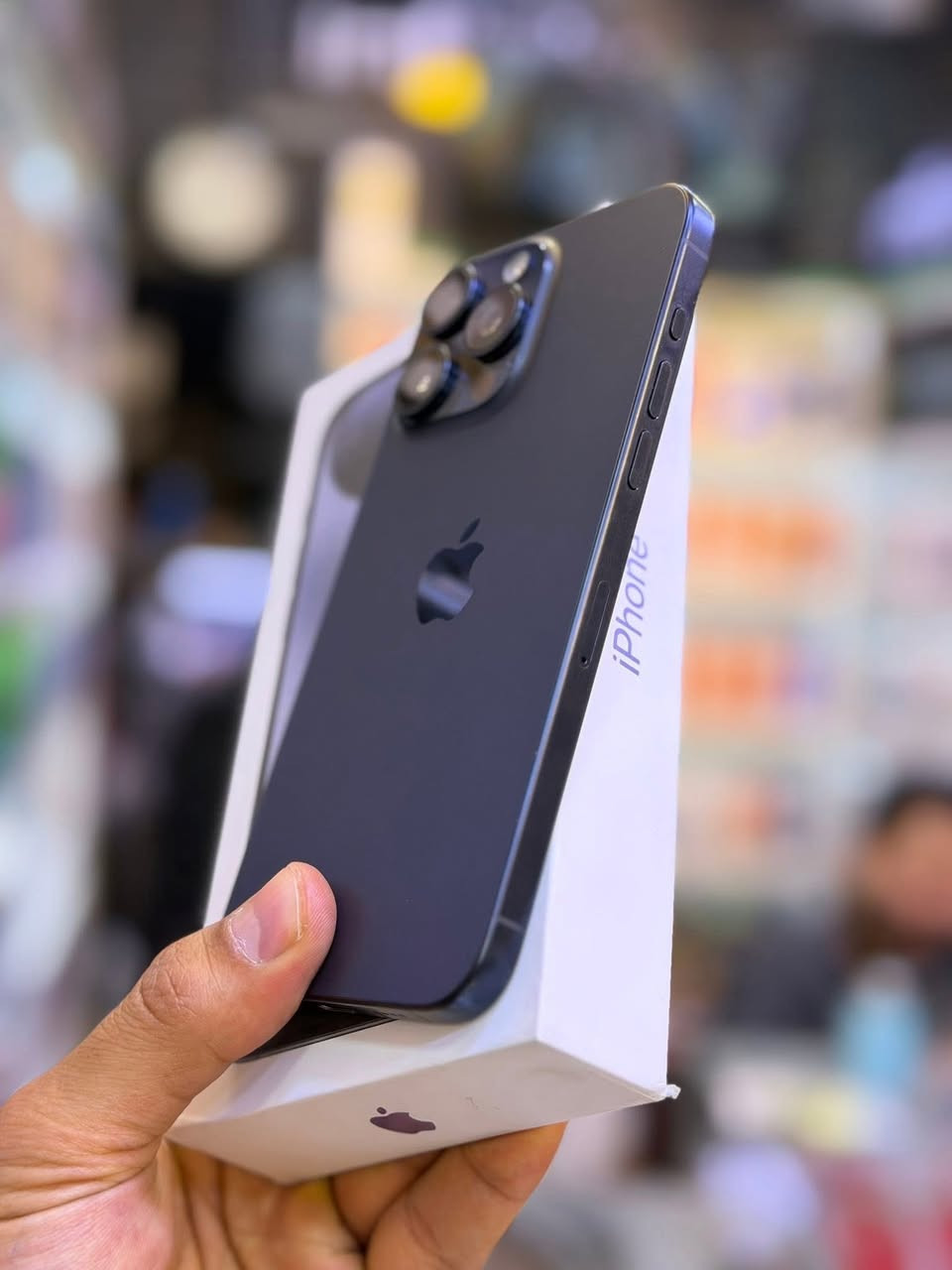 السلام عليكم
📱ايفون 15 برو ماكس
🤍 لون نيلي 
💾 ذاكرة 1 تيرا
🔋 نسبه البطارية 95 
عربي ماستر AAA 
📞 تك سيم كارت
نضافه 100‎%‎
السعر مليون و 100
بغداد المنصور 
*********** وتساب فقط
