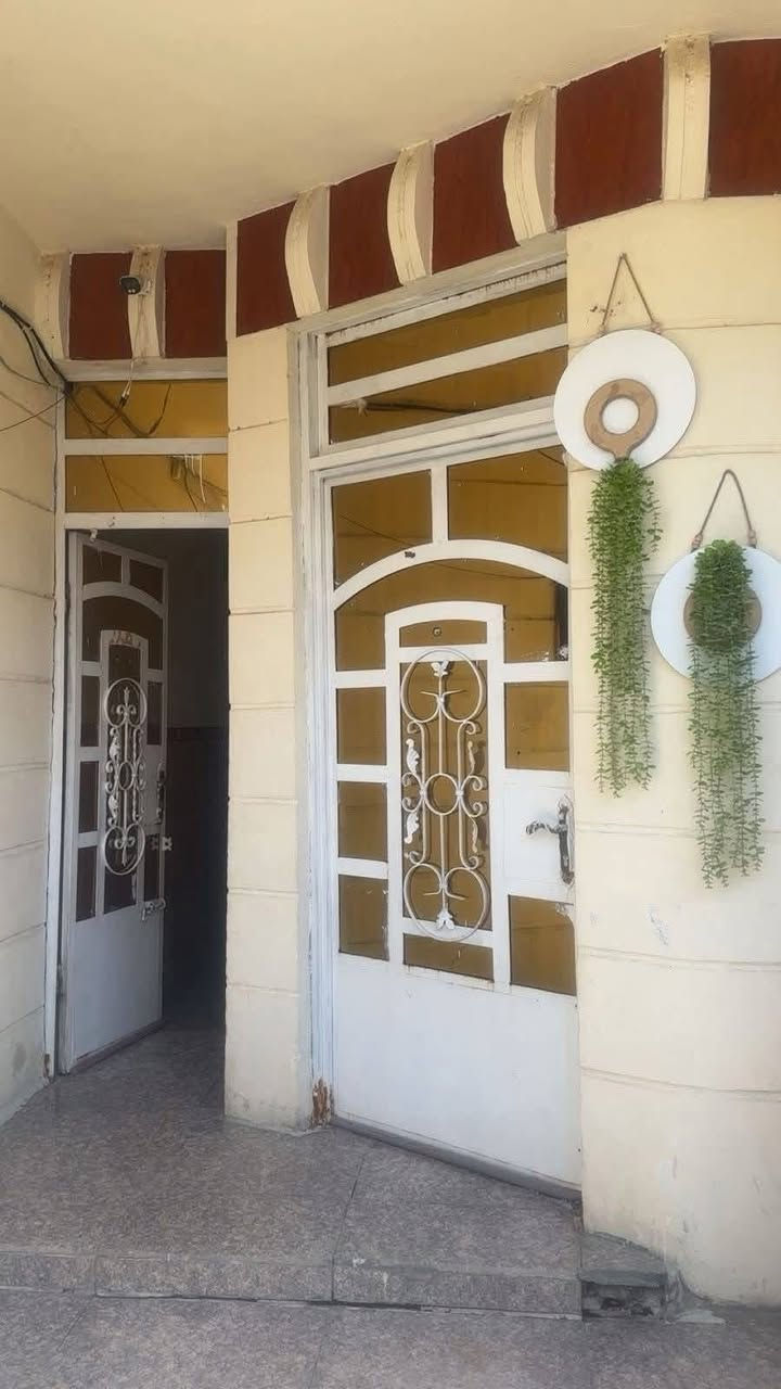 سلام عليكم 
بيت طابو صرف مساحه ٨٠متر مدخلين
واجهه ٤نزال ٢٠بناء ٢٠١٧مكان حي اور خلف سوق الصبات رقم الهاتف ***********
