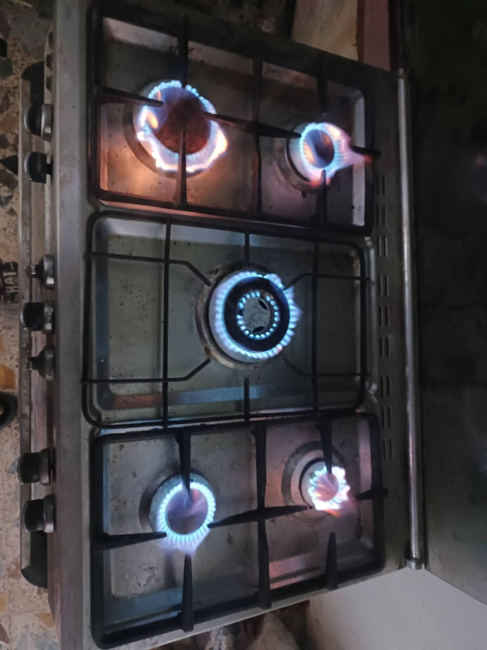 السلام عليكم طباخ للبيع نضيف وشغال ومامستخدم هواي استخدام اسبوع وانترك وبسعر مناسب للشراي ***********
