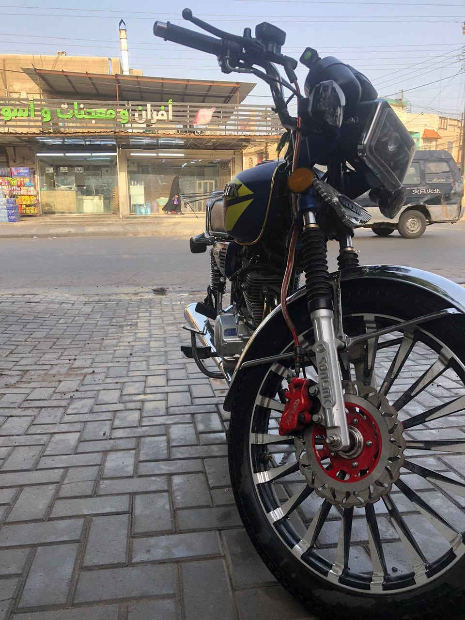 السلام عليكم سونك 2025 جديده محرك 200cc الدراجه مكفوله. نقصه دواسه مال رجل طكت وبس  نضيفه تجي تفحص وتطلع السعر 800 وبيه مجال  
العنوان تقاطع درويش 
للتصال ***********
***********
