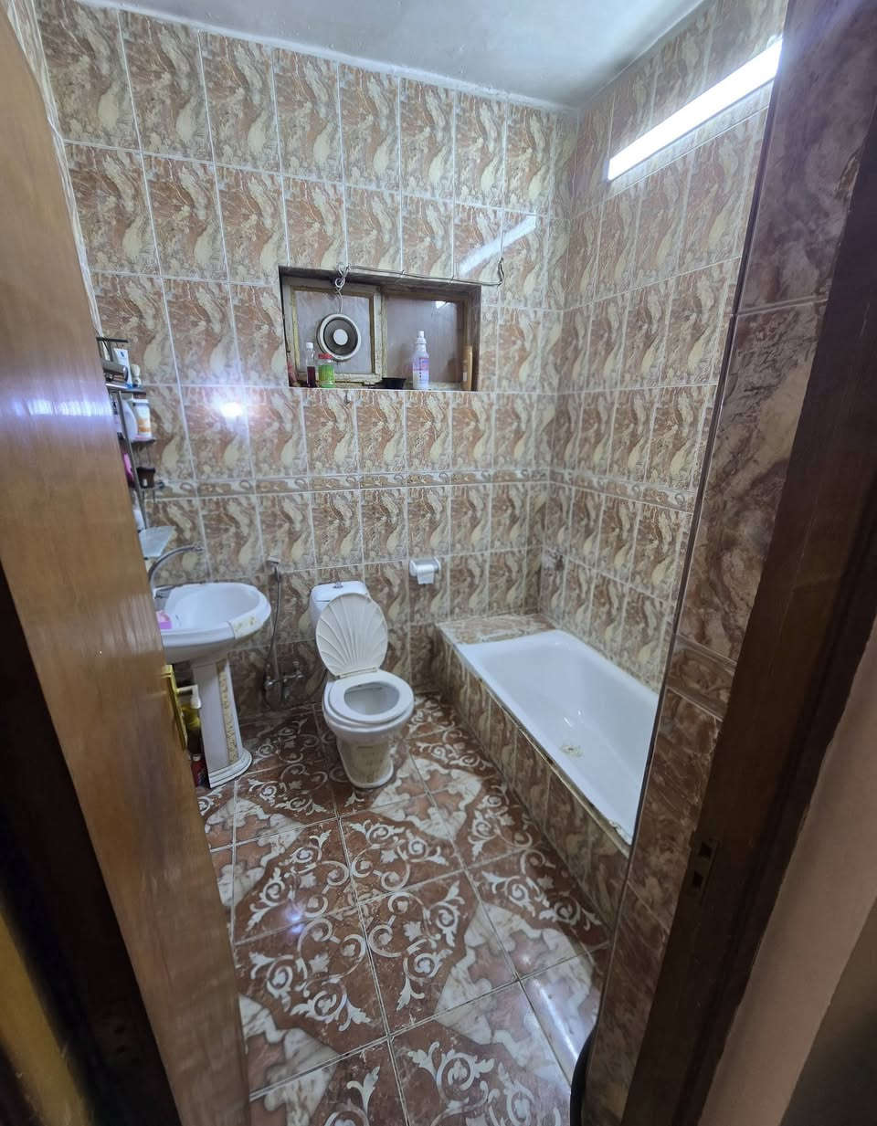 دار للبيع
الموقع الطالبية - الطاقة 
الواجهة 10
النزال 20 

المساحة 200 
يحتوي كراج + حديقة+استقبال +حمام+مطبخ +حولي + غرفة نوم +خدمات صحية
طابق الاول ٣ غرف نوم + خدمات صحية 
الطابق الثاني بيتونه + سطح 
للاستفسار الاتصال 
***********
