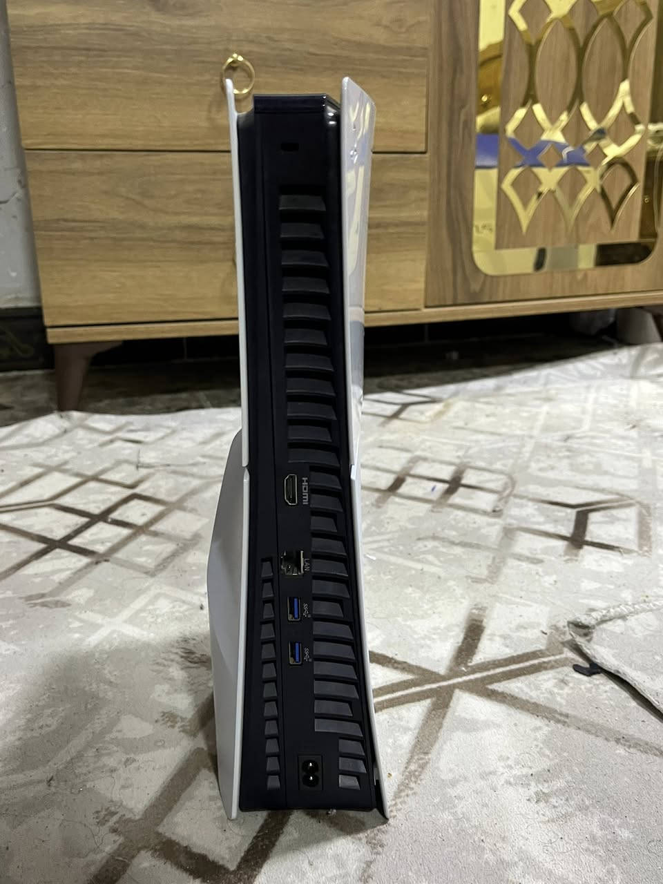 السلام ؏ـليكم
 بلي فايف سلم للبيع  مع كامل الملحقات النضافه: 100% مستخدم قليل ويا قرص جي تي اي فايف الذاكرة واحد تيرا
السعر: 625 وبي مجال
للأتصال: ***********
