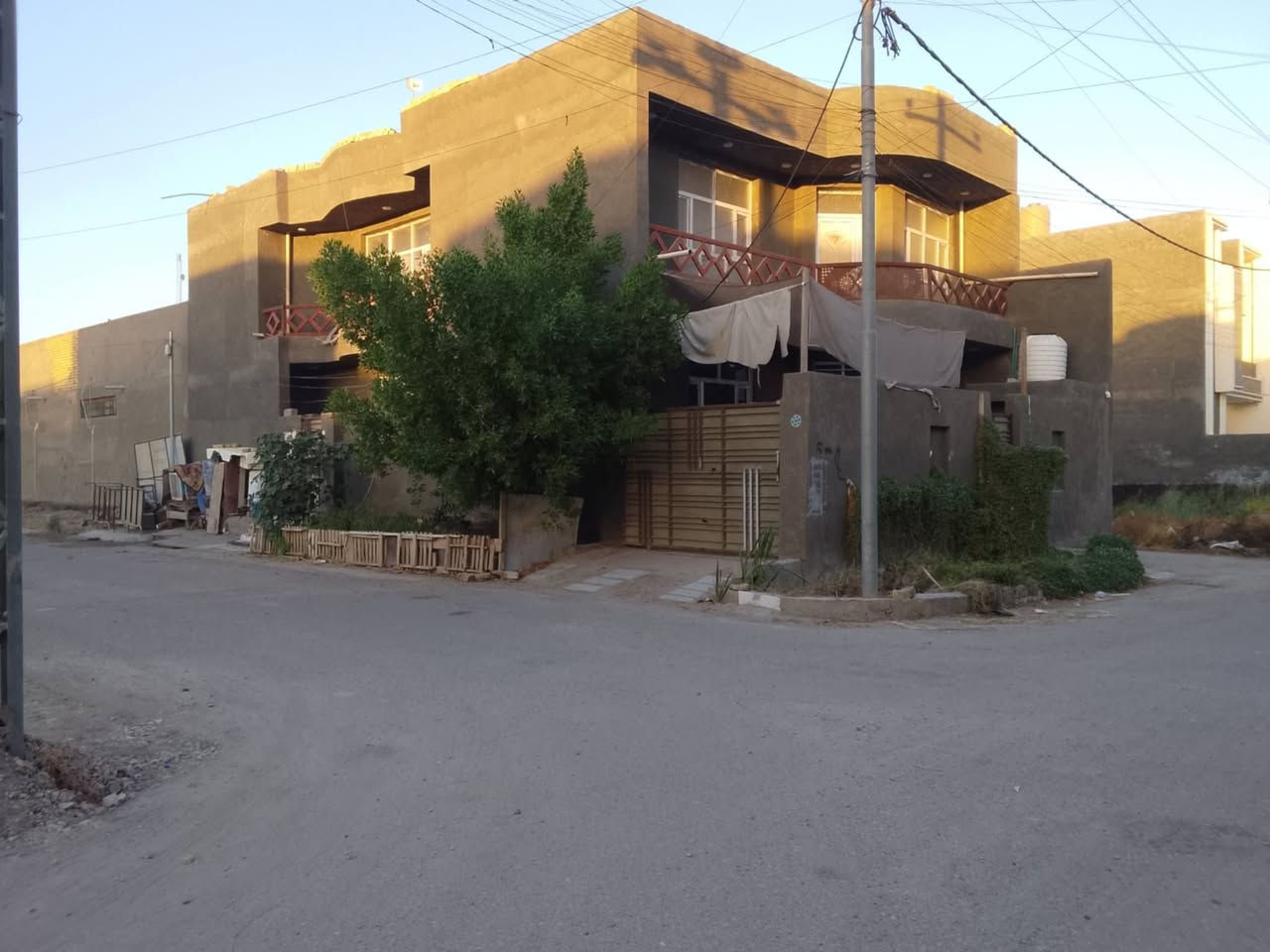 يا الله. السلام عليكم دارللبيع ٢٠٠م🛖🛖
طابقين البيت ركن يحتوي
 على غرف نوم عدد٣
صاله عدد٢ أستقبال وكراج
الموقع المحاويل بحصن جعفر للاستفسار أكثر 
الاتصال 👈*********** /0773489474
متوفر إتصال واتساب
