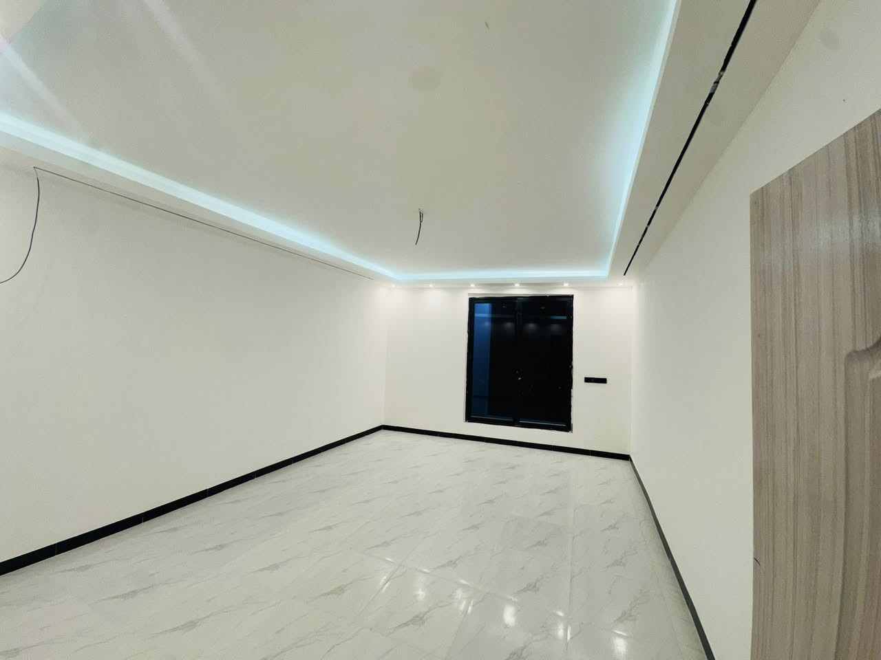 ‏دار سكن للبيع داخل مجمع الروان 
مساحة 100 طابقين 
  التقيه الثالثه خدمات كامل بنيان حديث  درجة أولى جاهز للسكن 
يحتوي ع غرفه  نوم عداد 2وصاله عداد 2 ومطبخ وصحيات وستقبال 
   ***********
