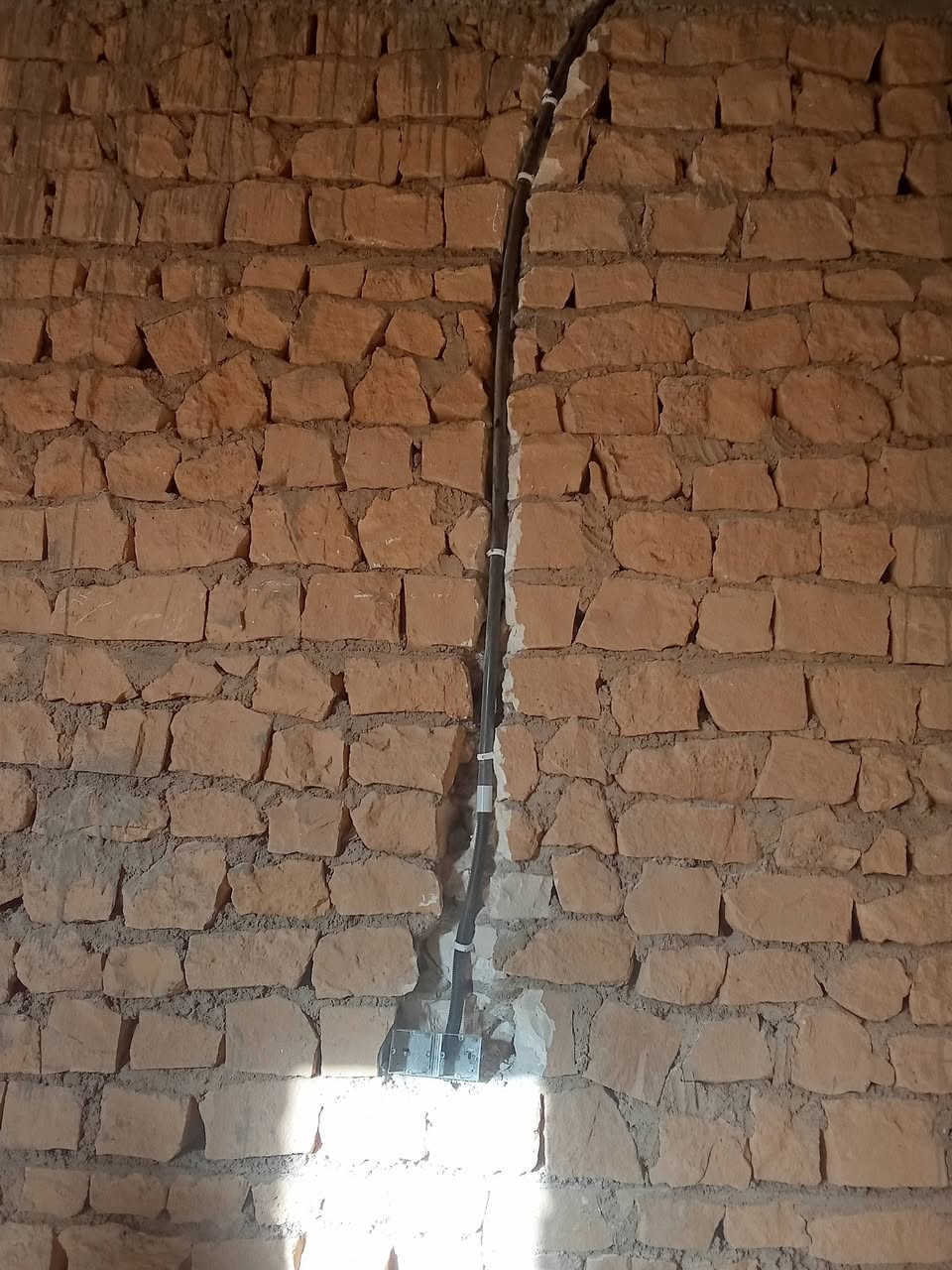 تم الحمدلله حفر بيت نزالات كهرباء في حي لاائمين على مكينة ودريل مواعيد مضبوطة ودقة في العمل بأسعار مناسبة الي  عنده حفر نزالات كهرباء يتصل على الرقم ***********
