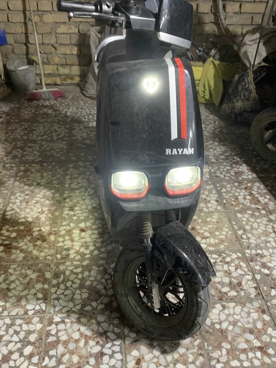 يا الله اللهم صلى على محمد وآل محمد
دراجه ريان ام عيون للبيع  دراجه حلوه ومرتبه بيه ملاحظات بسيطة والدراجه مبدله بطاريات و تاير خلفي تجي تاخذه من باب البيت ربع ما تصرف عليها سعره 750 وبيه مجال حك الجيه مكاني بغداد الشماعية رقمي ***********
