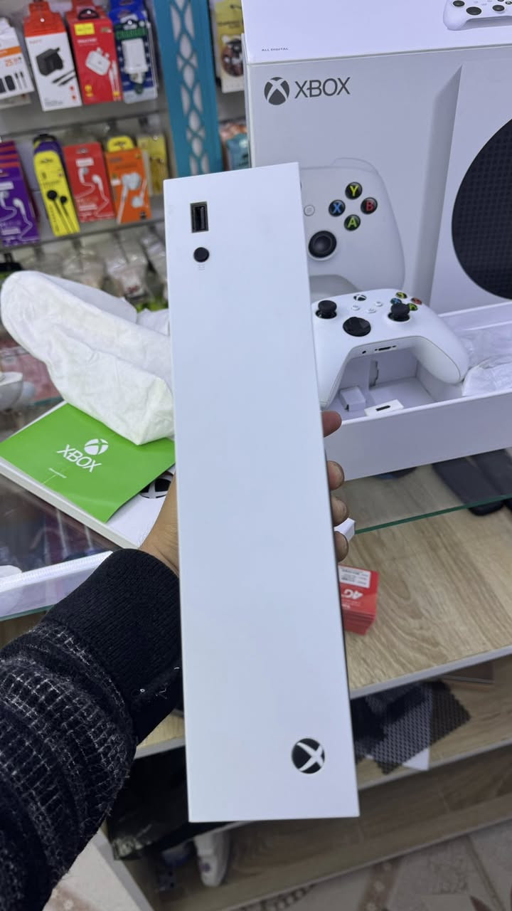 السلام عليكم
شباب اكس بوكس سيريس اس اصدار 2023 
بعدة جديد نضافة 95% 
ذاكرة 500gb
الجهاز مثل مموضح بل صور بعدة جديد وكل ملحقاتة كامله حتى الوصله مال وكالة موجوده 
السعر 400 وبي مجال بسيط 
للتواصل ***********
