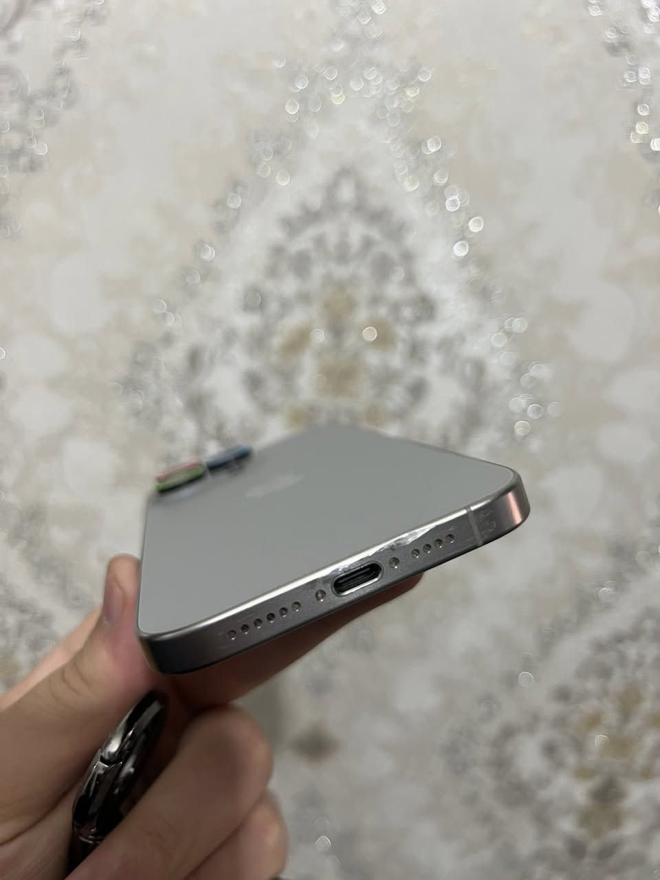 ايفون 15 برو ماكس ذاكره 256 بطاريه 88
ضمان ماستر كارتونته موجوده الجهاز نظيف وممفتوح 

بي بس هاي الضربه جوه يم قاعده الشحن 
ودكمه الصوت الي تعلي متشتغل 

التلفون صارله سنتين عندي و ع ايدي 

رايده ب 900 وبي مجال للشراي

عنواني بغداد حي اور /قرب مثلجات الملكه

للاستفسار *********** سيف
