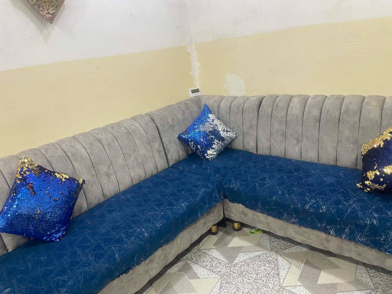 السلام عليكم مكلف بالنشر للبيع طخم نضيف ٧ أمتار مرتب وخشب نضيف مثل ما موضح بالصور الشاري يجي خاص


**إذا كنت صاحب هذا الإعلان وتريد حذفه لأي سبب، رجاءا أرسل رسالة إلى الدعم الفني**