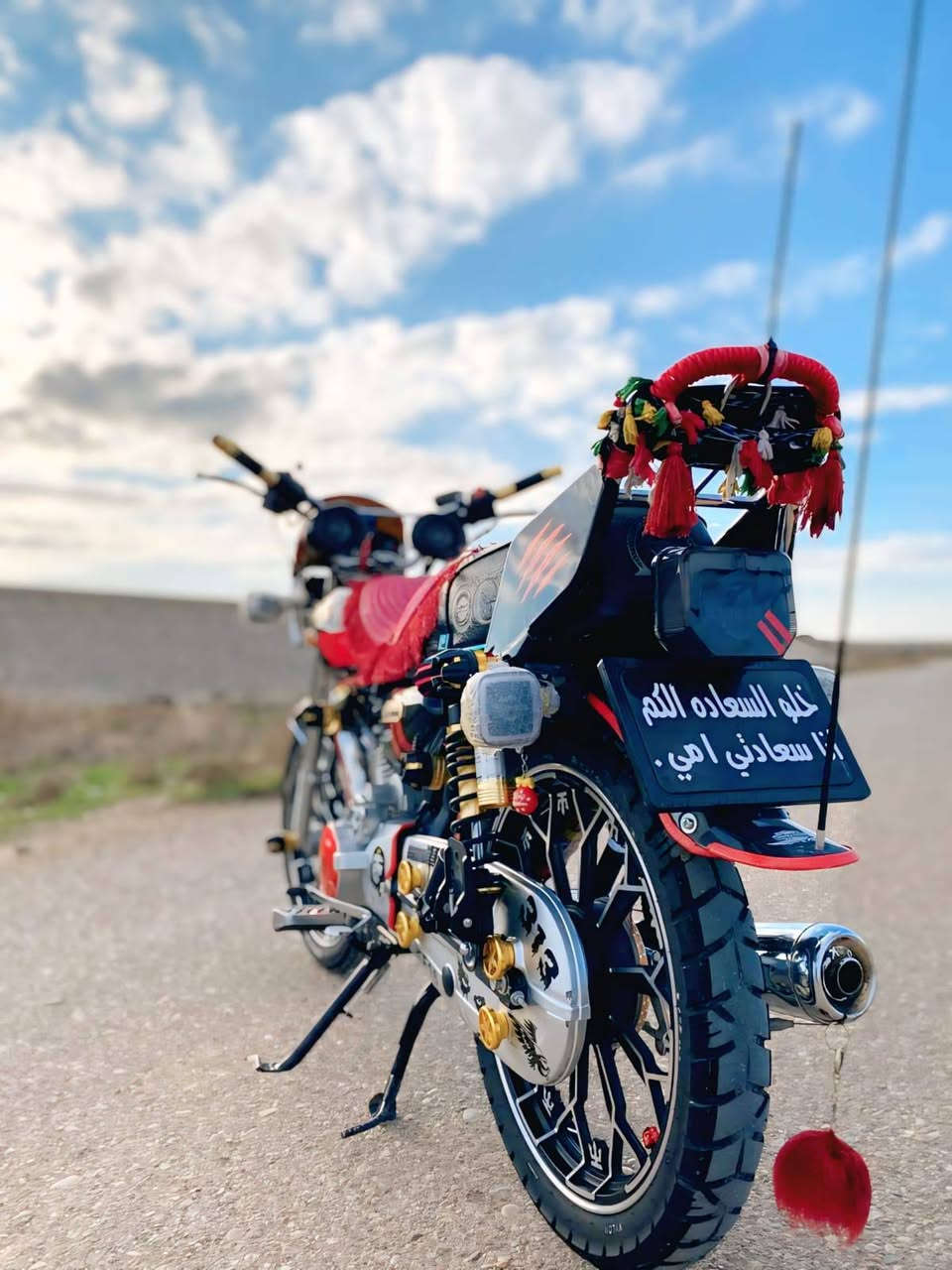 سلام عليكم شباب دراجه البيع موديل 25 دراجه بعده صفر ماشي 2300نامي برو محسن دبل غاز وره وكدام مامتواجد خاص سعر خاص مكان سعديه جبل ***********
