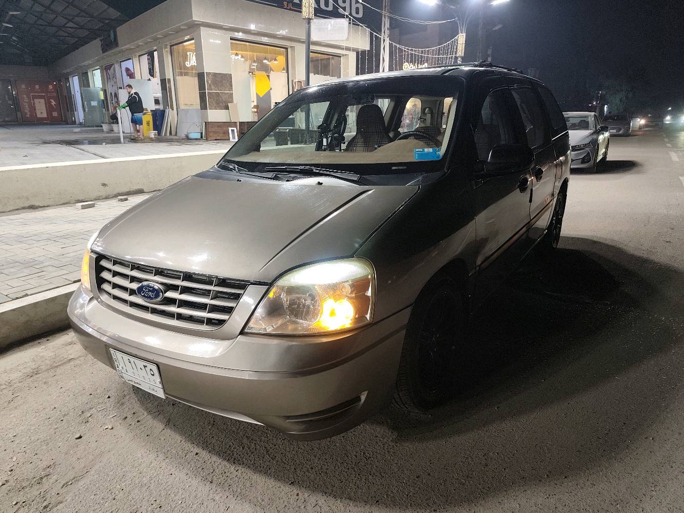 **فورد فريستار بحالة جيدة للبيع**

سيارة فورد فريستار نظيفة ومريحة جداً، مناسبة للرحلات العائلية والمسافات الطويلة. تمتاز بمقاعد مريحة وبطانة داخلية نظيفة. السيارة مزودة بنظام صوتي حديث وشاشة أمامية، ولا يوجد بها أي مشاكل في الهيكل أو الكهرباء.