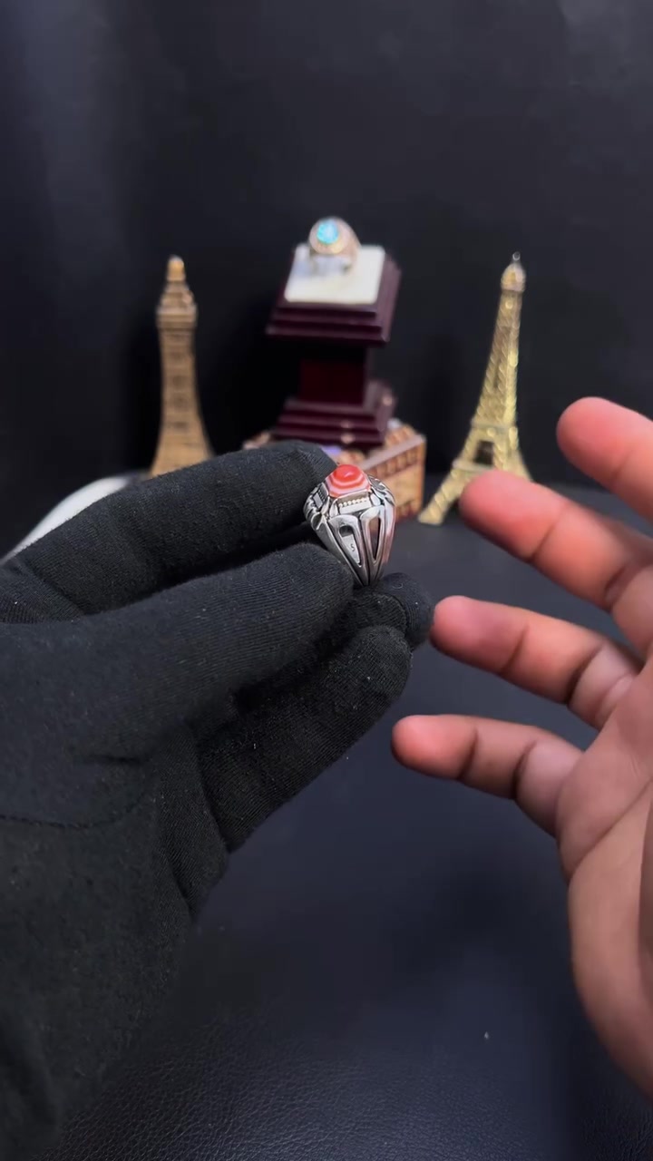 خاتم بحجر الجزع الطبقات ✨

قطعة مميزة لعشّاق الأحجار الطبيعية الأصيلة.

يتميز هذا الخاتم بحجر عقيق الجزع الطبقات، حيث تظهر طبقاته الهندسية المتناسقة بألوانها الطبيعية، وهي من أبرز علامات جمال الحجر وأصالته. كل طبقة تحكي قصة من تكوين الطبيعة عبر الزمن، مما يمنح كل خاتم طابعًا فريدًا لا يتكرر.

🔸 حجر طبيعي أصيل.
🔸 طبقات واضحة ومتناسقة تزيده فخامة وتميزًا.
🔸 تصميم فضي أنيق يناسب الذوق الكلاسيكي والراقي.
🔸 قطعة تستحق الاقتناء أو الإهداء.

للاستفسار والطلب:
📞 ***********

الأناقة تبدأ من التفاصيل… واقتناء الحجر الأصيل يعكس ذوقًا لا يُشبه غي
