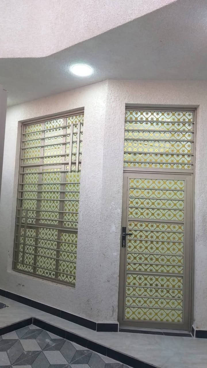 السلام عليكم مشتملات طبك عدد 2 البناء طابوق الأساس رفت متوفره كافة الخدمات ماء وكهرباء ومجاري عنوان المشتملات كوت حي الحكيم شارع بني تميم للأستفسار مراسلتي على الخاص او الاتصال على ***********
