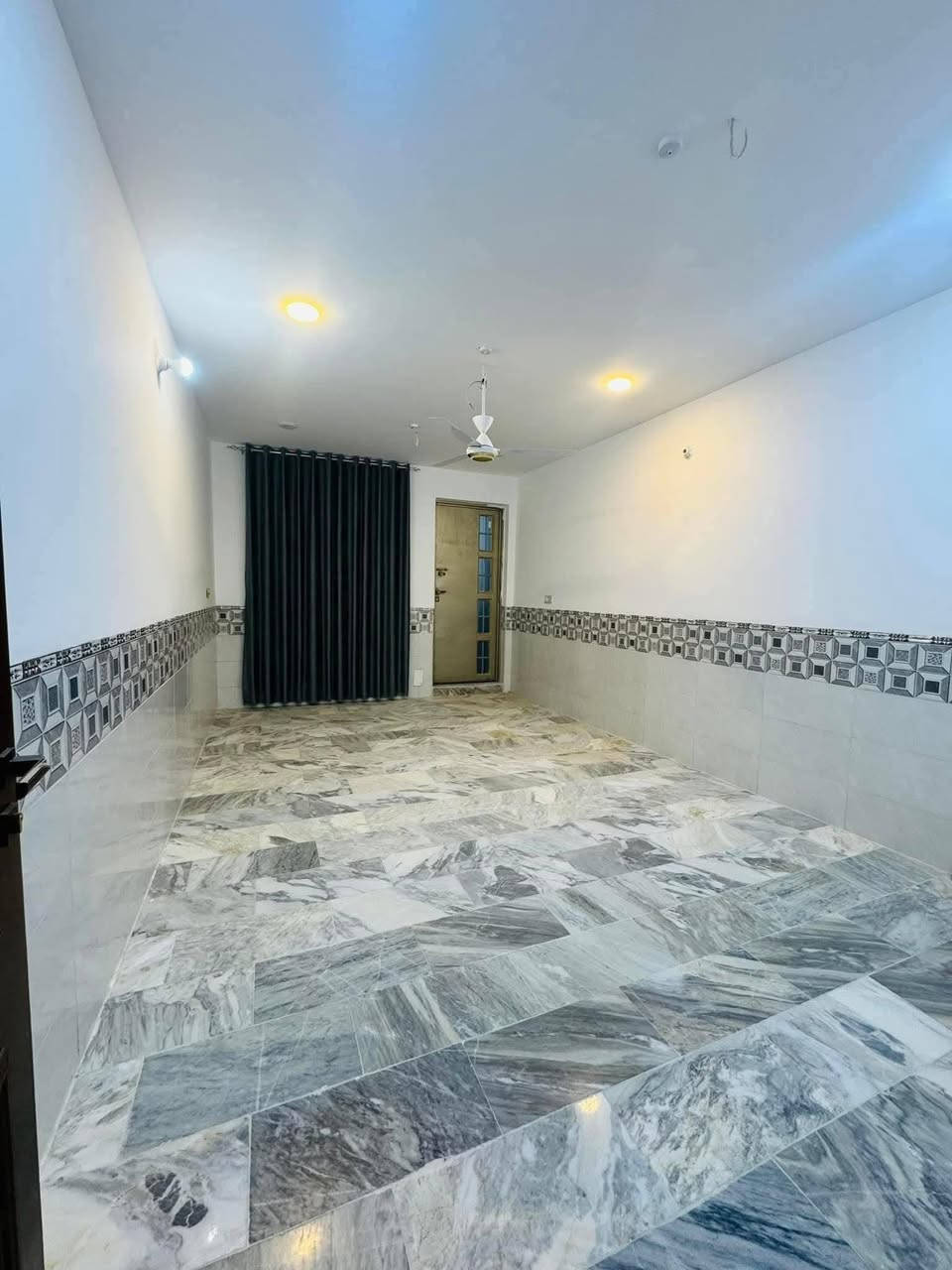 دار للبيع حله نادر الاولى شارع الحسن قريب جدا على الخدمي 

المساحــــــة  170 متر طابو زراعي سند25 

الــوآجـــهــة  8.5 متر 
النــــــــــــزال 20متر 

طابقين بناء حديث ارضيه مرمر

يحتوي على اربع غرف نوم وصاله وكليدور ومطبخ ومجمع صحيات وطارمه

عرض الشارع 10متر تبليط مجاري كافة الخدمات 

للاستفسار ***********
***********
مراجعة مكتب سومر للعقار حله نادر الاولى على الشارع الخدمي قرب حسينيه حنتوش
