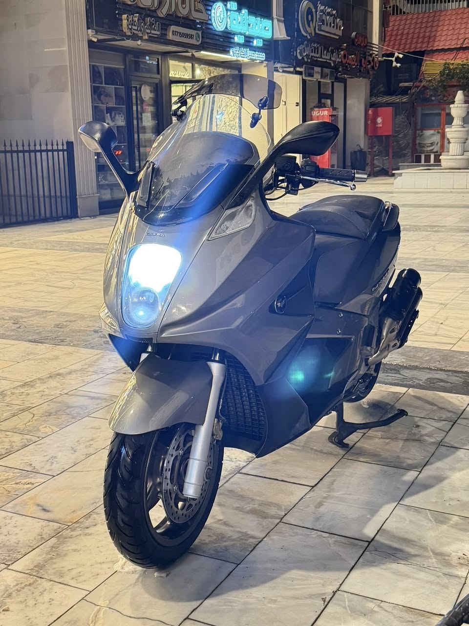 سلام عليكم هذه الدراجة هي Gilera GP 800، وتعتبر من أسرع السكوترات ذات المحركات الكبيرة في فئتها.     المحرك: بسعة \(839.3\) سم مكعب، مكون من أسطوانتين على شكل حرف V. القوة: تنتج قوة تقريبية تبلغ \(73\) حصان. السرعة القصوى: تصل إلى حوالي \(210\) كم/ساعة. المميزات: تحتوي على ناقل حركة أوتوماتيكي ونظام دفع نهائي بالعمود (Cardan).الوحيده بالعراق 
 
للبيع سعرها خاص مكاني بغداد الدوره  2017
***********
