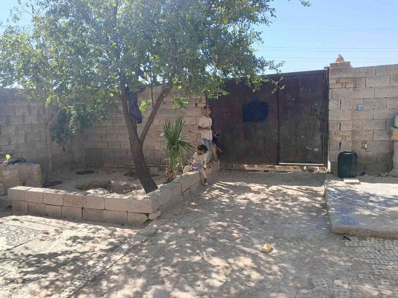 السلام عليكم بيت للبيع بل دوانم خلف اسواق الحسين المساحه ميتين متر البيت قير متكامل بيه صاله عكاده وقرفه ومطبخ سندويج و قرفه بدون سكف بناء مو قديم بتلو عالي شارع تبليط ***********
