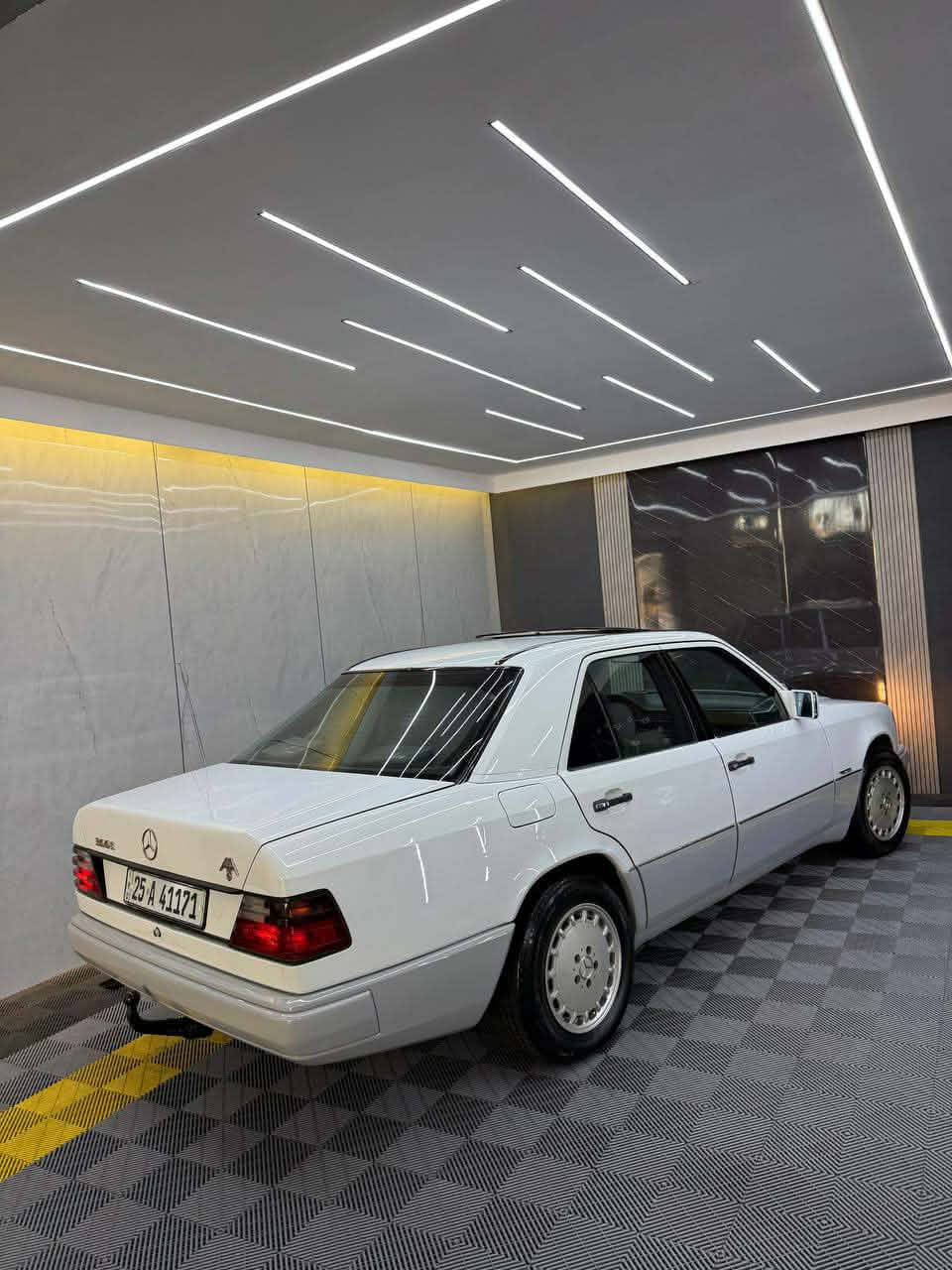 دب 300 محرك بطه موديل 89 بأسمي رقم  كركوك  انكليزي بدون تعمير ولا معجون ولا كص ولاخياس قواعد الدبلات سليمات بدون تعمير كهربائيات ستتر لوك فتحه سقف طكتين جام كهربائي كله شغال تبريد شغال تخم تاير وباتري جديد السيارة كاملة مكملة ماتصرف عليهه جاهزة من كل النواحي مكان كركوك ***********
