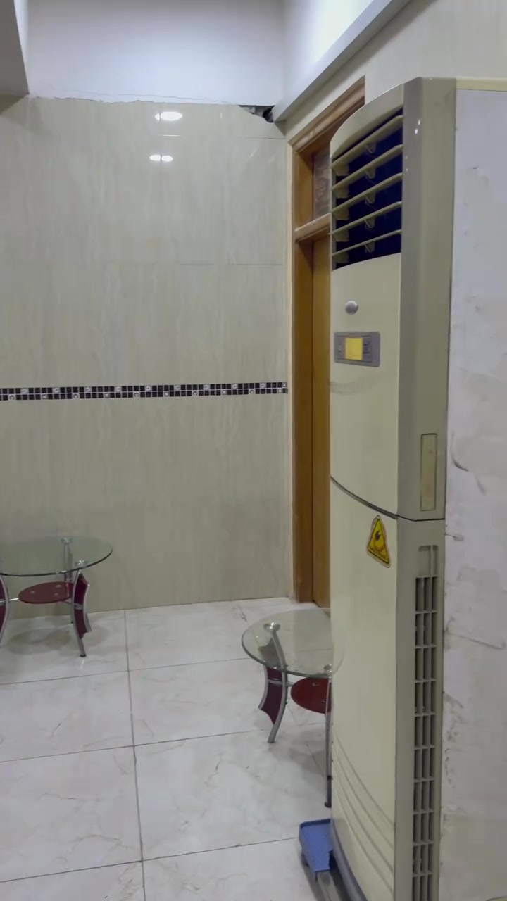 🏨 شقق فندقية للإيجار – بناء حديث ✨
شقق مؤثثة بالكامل بأثاث سكني  

📍 الكوفة – الشارع العام  

مقابل مثلجات النحلة  

مجاور مستشفى ابن بلال  

وقريبة من جامعة الكوفة

🔹 كهرباء وطنية + مولدة 24 ساعة ضمن الإيجار  

🔹 خدمة إنترنت ضمن الإيجار  

🔹 موقع مميز قريب من جميع الخدمات  

🔹 نظافة وراحة وسكن هادئ

📞 للحجز والاستفسار:

***********
