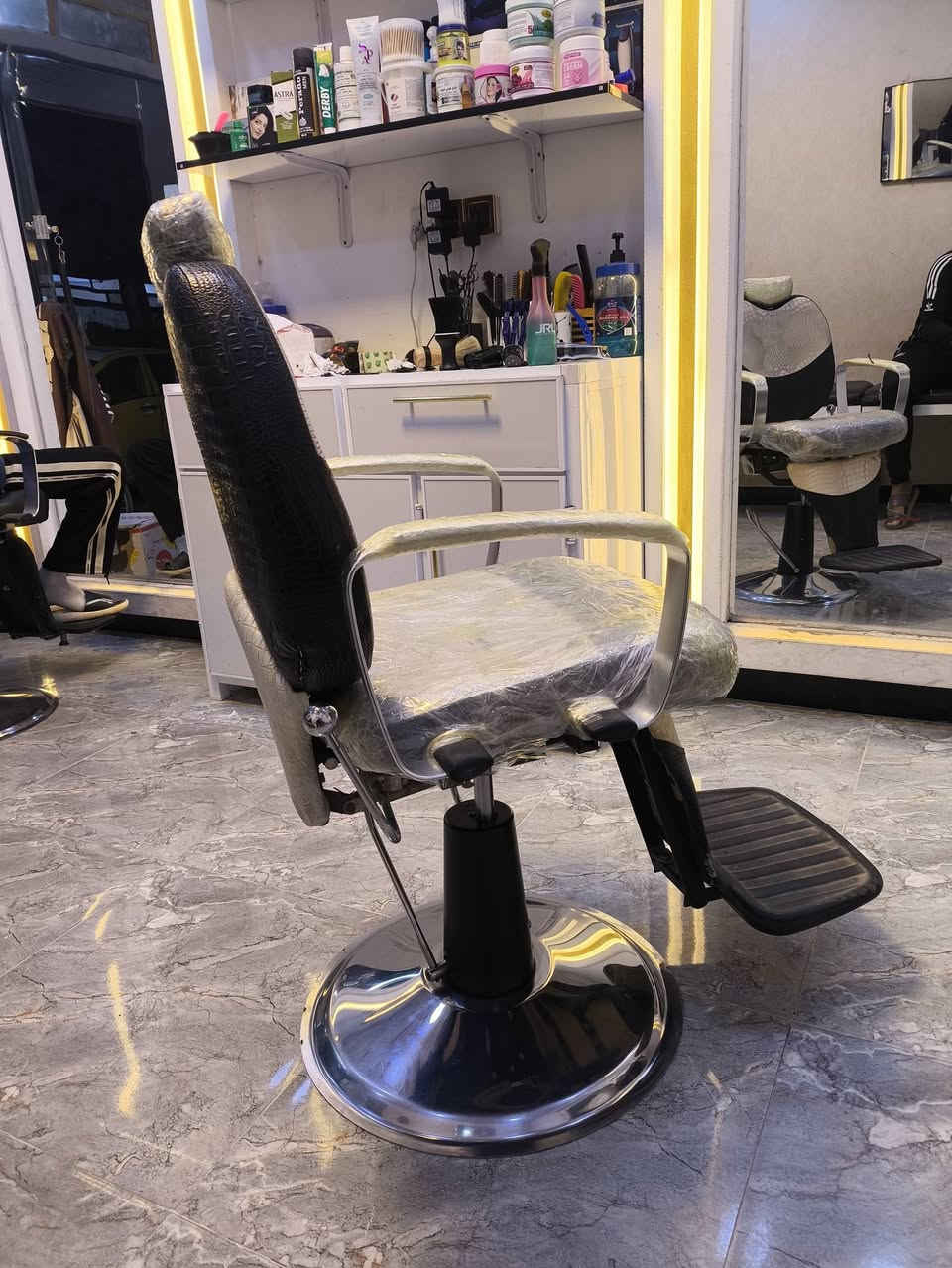 سلام عليكم 🤝
كرسي حلاقه للبيع  💇
جكاته البك ماله كله شغال 
السعر ( 120 ) الف  بي مجال حك الجيه 
رقم (***********) بي واتساب
